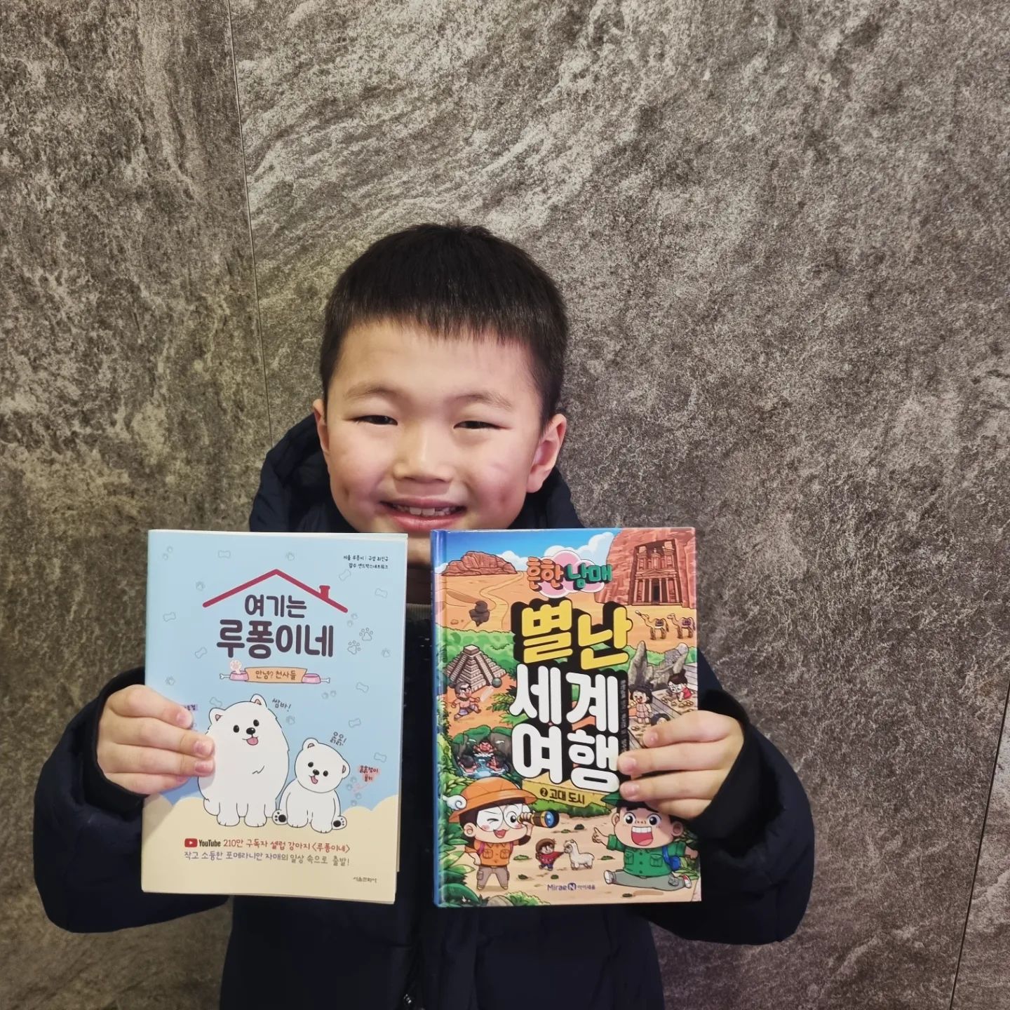 #24.1.11
-
 소아치과가서 워녕씨 깨진 🦷... 치료후,
어금니 실란트 4개! 
아픈 치료는 아닌데 울고불고.
치료비로 12만원 날아간 내가 울고싶음🤧
-
자기 치료 잘했으니 만화책 ✌️권 사달라고..
24,000원 더 뜯김..
원영아.
엄마 오늘 앞통수, 뒤통수 다 맞은 너낌이야😤
-
-
-
#충치예방은 #실란트
#치과는 #무서워😱 
#내돈 #순식간에 #날아감