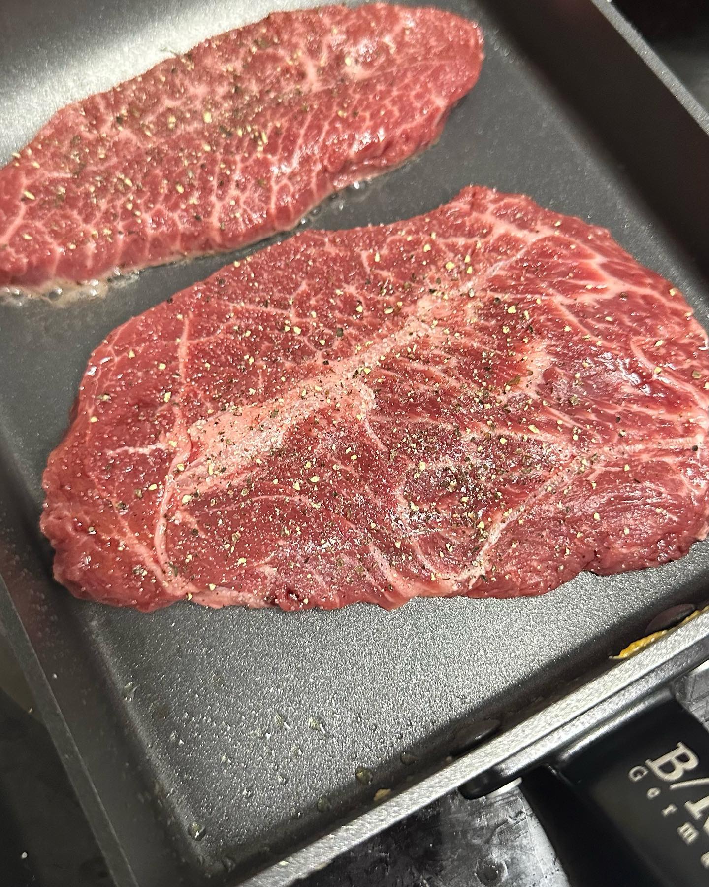 #협찬 부채살 평소에는 질겨서 잘 안먹는데,
맛있다는 소문듣고 바로 줍줍 🥩
하나도 안질기고 오히려 육즙가득 부들부들 고기라서 조만간 또 먹어야즤 ㅎㅎ
#와규택배 #용인와규 #용인캠핑고기 #용인정육점