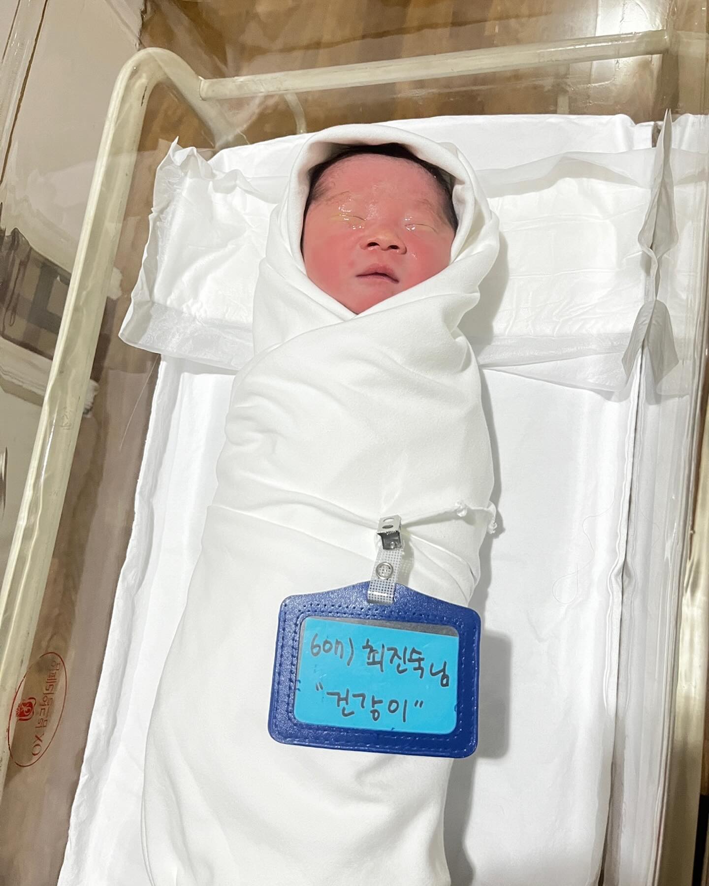 벌써 태어난지 1년! 
별 탈없이 잘 커줘서 고마워🖤
.
.
#내일생일파티하자 #잔치해줄게 #생일축하해
