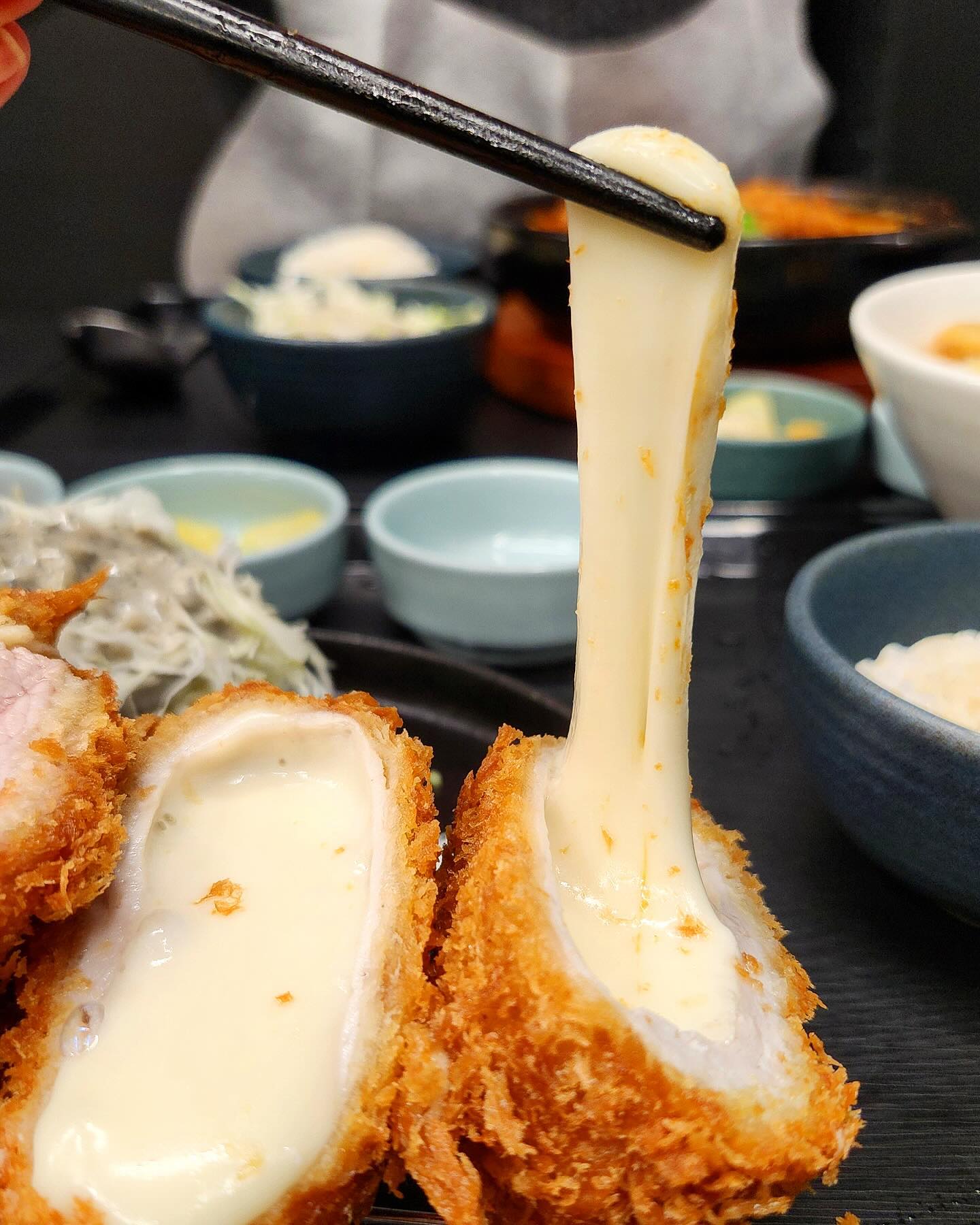 #협찬  쭈욱 스르륵~ 늘어나는 모짜렐라치즈의 미친맛을 자랑하는 치즈카츠가 있는 덴키카츠에서는 (업체냉동치즈돈까스❌ 먹어보면 알쥬?) 

 일본정통돈까스 조리방법으로 (국내산 최상급생등심, 매일 손질하는 안심을 최소 72시간 숙성해서 저온에서 1차 고온에서 2차로 튀겨내는..) 조리하여 육즙팡팡바사삭이 최대인 로스와 누룩소금으로 숙성하여 더욱 부드러운 히레를 내보인다고 해요🤭 

또 장시간 볶아낸 양파를 베이스로 각종 향신료와 함께 블랜딩 한 수제카레를 뜨거운 뚝배기에 담아 끝까지 따뜻하게 즐길 수 있는 카레라이스에 국내 최고의 제면소에서 공급하는 면반죽을 주문 즉시 제면기로 뽑아내어 신선하고 쫄깃한 면발을 느낄 수 있는 우동까지.

이 모든 걸  맛볼 수 있는 덴키카츠💕

(저희는 모듬카츠와 김치나베우동을 시켜 히레,로스,치즈,우동,카레,김치나베까지 몽땅 고루게 즐길 수 있었답니다💕)

🍄덴키카츠 
🍄삼성동 158-4

다양한 주류라인업과 50석이상의 쾌적한 내부까지 있어 단체모임/회식에도 딱이구요👍 푸짐하고 맛좋은데 가격도 합리적이라 직장인들에게 적극 추천! 

#삼성역맛집 #삼성역돈까스 #삼성역점심 #덴키카츠 #카츠