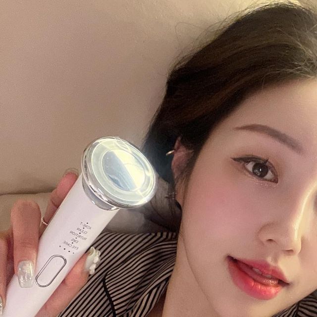 현지(현디)🇰🇷 on Instagram: "#광고 하루에 10분 투자 나이트케어🖤🌝🖤 피부과를 가는 시간과 비용을 아낄 수 있어서 좋은 펄케어 6in1 뉴소닉 갈바닉 마사지기🩵 🔎EMS 모드에선 EMS 미세