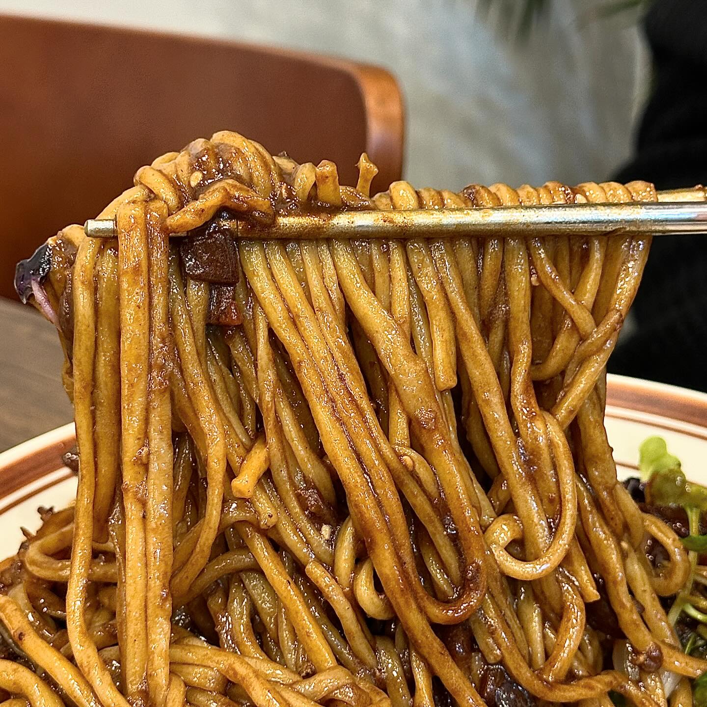 옥정에 새로오픈한 중식당🍜
@@이름에 ‘우’ 들어가면 태그ㄱㄱ

지나가면서 보긴만 했는데,
최근 DM으로 여러번 추천해주셔서
궁금해서 퇴근하고 먹으러 가봤어요!

그 DM중에 군대가서 못먹는다고...
대신 먹어주세요 했던분..! 저희가 먹어봤어요!

제가 시킨 짜장은 삼선 짜장인데
약간 맵다해서 시켰는데 맵진 않았구요,
맛은 맛있는 짜장맛! 실패 없어요 ㅎㅎ

짬뽕은 소고기짬뽕 시켰는데
양은 많은데 맛은 저는 쪼금 아쉬웠어요!

여기는 신기한게 산딸기 탕수육 이더라구요?
궁금해서 바로 주문 고고했구요
소스가 산딸기🍓새콤달콤 하던데요?
호불호 있을거같긴해요,
산딸기소스+기본탕수육소스 이렇게 있으면
다양하게 맛도보고 좋을거같더라구요
탕수육 고기 자체는 질이 완전 좋던데👍🏻👍🏻

매장은 새로 오픈해서 깔끔-!
다들 먹어보고 후기 ㄱㄱ

상호 : 수타명가우애
위치 : 경기 양주시 옥정동로7가길 4 118호, 119호

#양주맛집 #옥정맛집 #옥정신도시 #옥정호수공원 #옥정중심상가 #수타명가 #수타면 #중식당 #짜장면 #짬뽕 #탕수육 #회천신도시 #옥정데이트 #옥정동맛집
