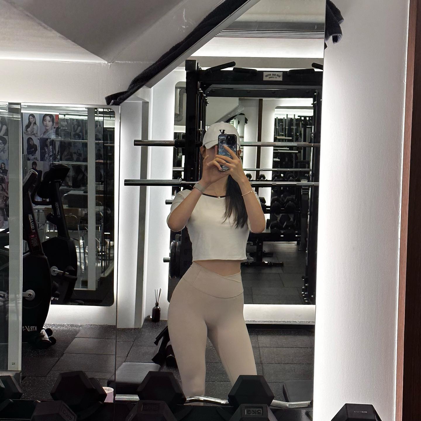 지난주 주5일 운동루틴 
뒷장에 첨부했다💪

헬린이는 무게욕심 버리라는데 
조금씩 욕심나는데 어뜨카쥐💦

어제 불닭볶음면 3개월만에 첨으로 먹었는데 
넘 맛있고 난리..... 
그리고 잠에 취했다지.... 
과한 탄수는 잠에 취하게 만든다..메모..📝

오늘은 40분동안 팔운동 집중했다아 

안한것보단 한것에 칭찬의 박수를..!! 

#운동일지#운동기록#주5일운동#헬린이#운동루틴#헬린이운동일지#배고파#다이어트#눈바디#바디체크#팔운동#이두#삼두#운동하는여자#운동소통#운동복#운동복추천#운동초보