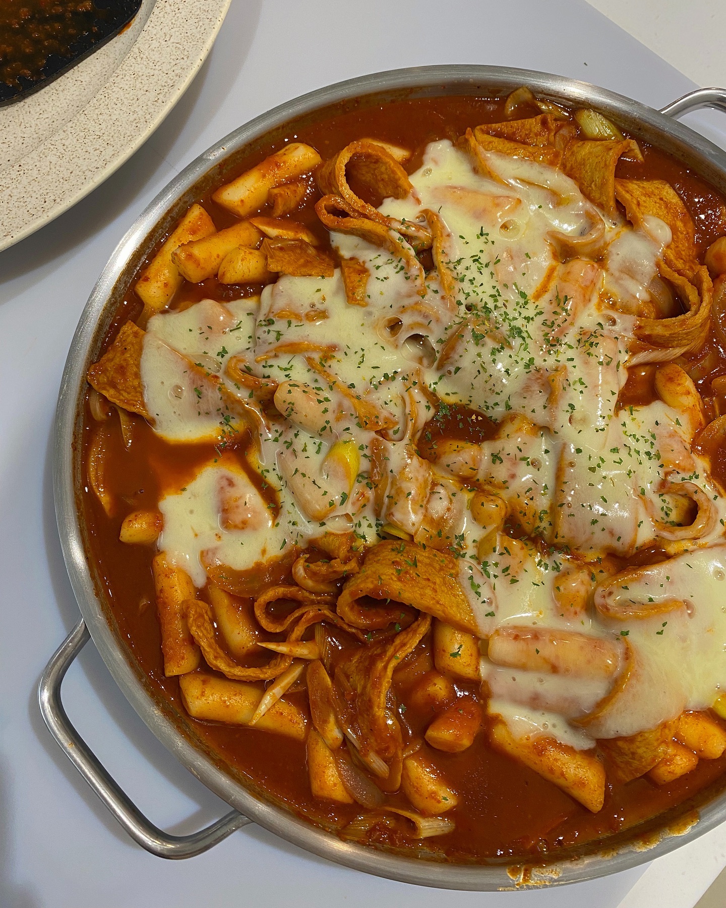 ❤️
어제 저녁은 치즈떡볶이 🥣

헬요일을 무사히 버텨내고,
정시 퇴근은 했는데 장 볼 힘도 정신도 없었던터라
집에 도착해도 먹을게 없었어요.🫠

그런 날은 냉털 -
간단히 치즈떡볶이 만들었어요.

떡 씻어 체반에 받쳐
냉동실 어묵 꺼내 살짝 해동해두고,
떡볶에 양념장 만들어 스뎅팬에 보글 🔥

양념장만 잘 만들면
나머지는 정말 별 거 없어요,
양념장 잘 풀어주며 한소끔 끓어오르면
떡 넣고 양파 파 쏟아넣어 한번 더 파그르르 -

어묵까지 넣어 뒤적이다,
약불로 줄이고 양념이 졸아들면
냉동실 치즈 꺼내 툭툭 얹어내고,
팬 뚜껑 덮어
2-3분 정도 치즈를 녹여내면 완성이예요,🧀👍🏻

늘어나는 치즈 째 푹 떠서
접시에 덜어먹으면 세상 천국 -
(조용히 냉장고에서 맥주를 꺼냅니다.🍺)

탄수화물대환장팥이 😇
그래도 맛있는건 포기 못한다구요.

전날 미리 만들어
냉장고에 숙성 시켜두지 않아도
바로 만들어 먹어도 맛있는 떡볶이양념장 레시피는
댓글&디엠 문의 주시면 공유 해드려요 🤍
.
.
.
.
#떡볶이
#치즈떡볶이
#떡볶이레시피
#떡볶이만들기