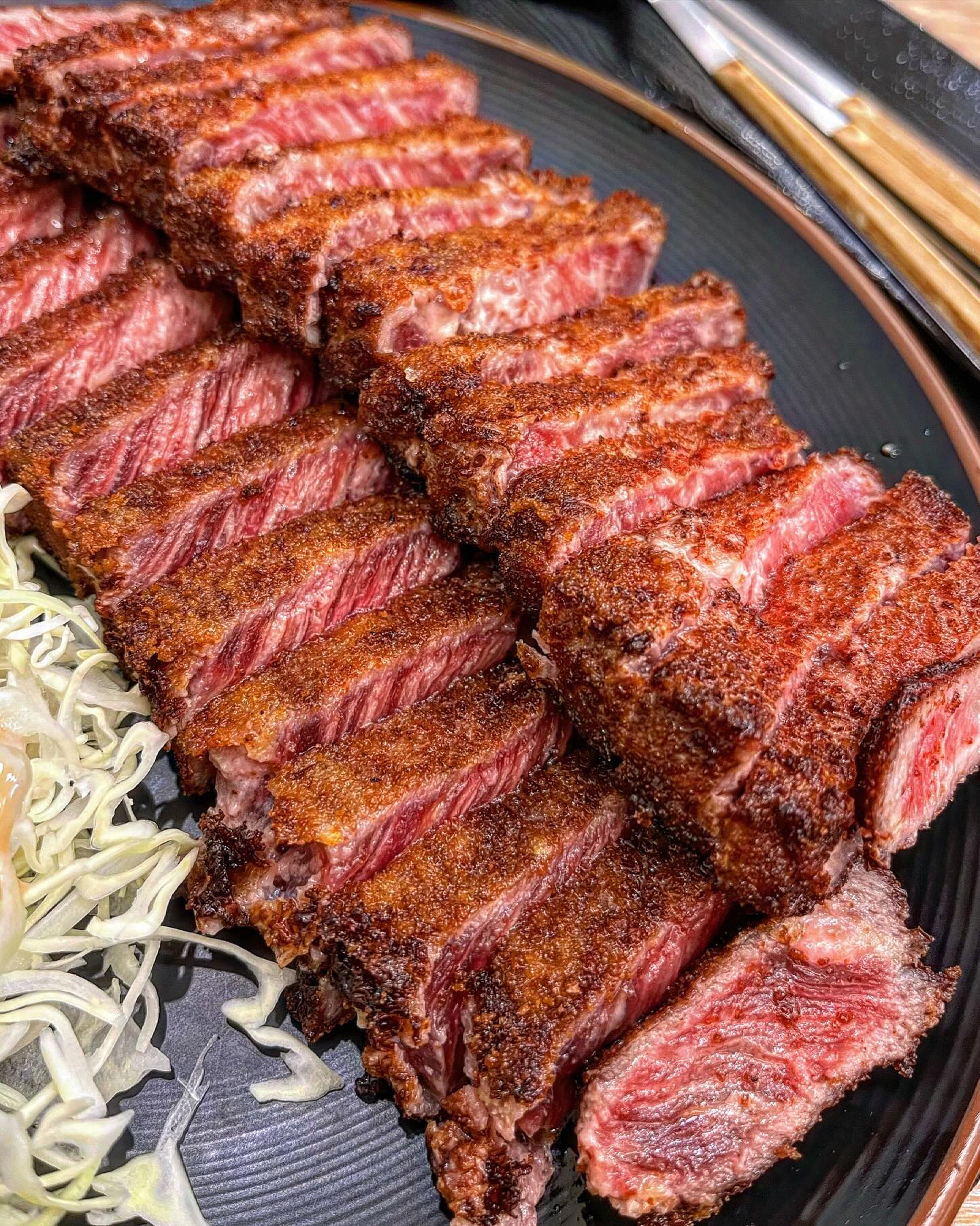 입에서 사르르 녹는 규카츠맛집 마곡 #규카츠정

1인 화로에 취향맞게 구워먹는 규카츠정🥩🥩
두툼두툼 육즙대박 규카츠에 와사비+특제소스는
진짜 못참지ㅠㅠ!!!! 먹으면서 맛있다 백번이상 말한듯ㅠ
>지글지글< 소리들으며 먹는 규카츠 진짜 최고
두명이서 먹을땐 타마고텐동도 같이 먹으면 꾸울조합
입안에서 육즙 팡팡 터지는 규카츠 먹으러 갈사람@@

>>개인적으로 일본에서 먹었던 규카츠보다 맛있었음!!

📍#규카츠정마곡점 
📍공항대로 227 마곡센트럴타워1차 1층

.
.

#규카츠정#규카츠정마곡점#발산역일식#발산역규카츠#발산역돈카츠#마곡동일식#마곡동맛집#먹스타맞팔 #마곡맛집 #마곡규카츠 #마곡규카츠정 

.
.