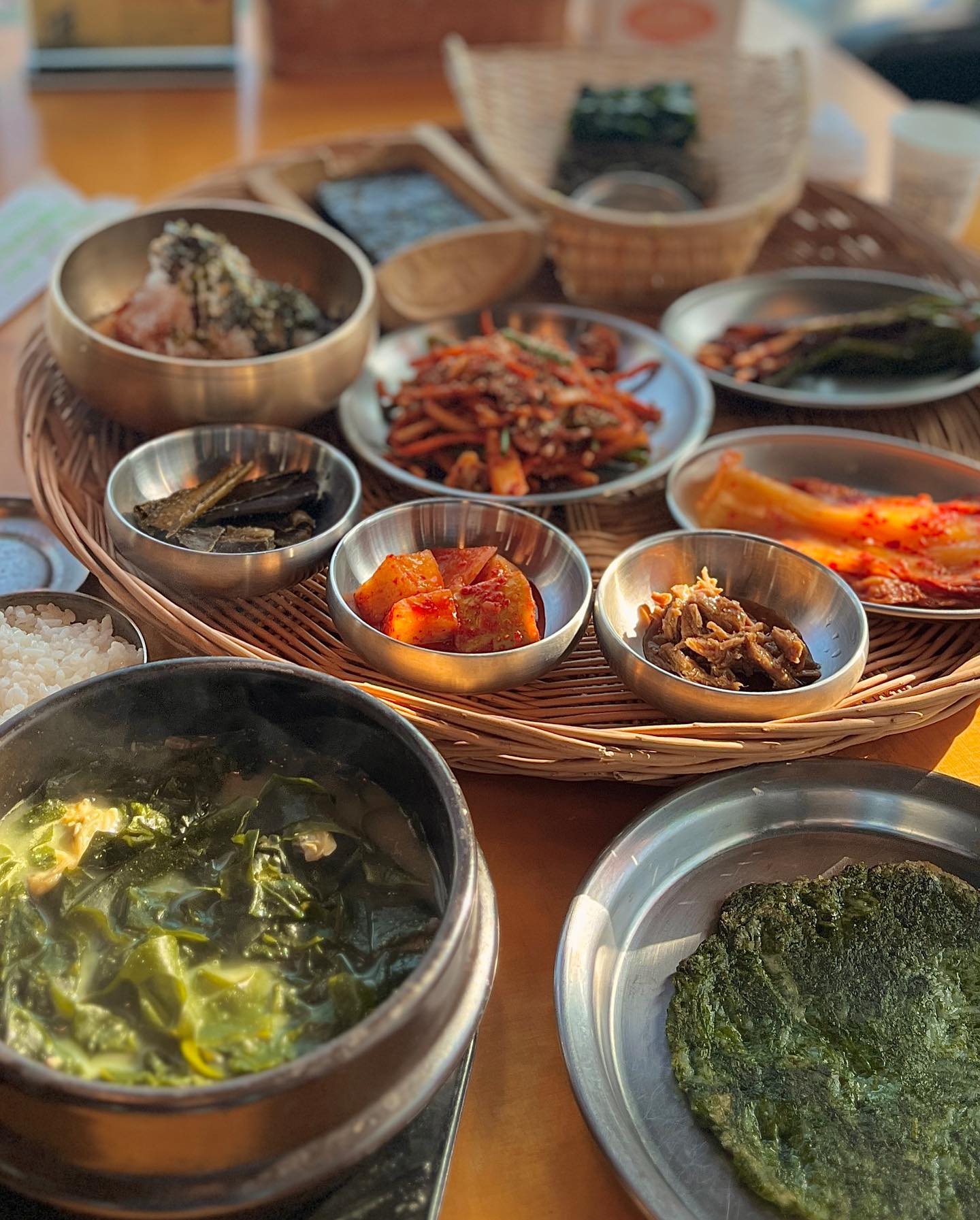 #부산기장맛집추천 

부산 오시리아 아난티 근처 맛집 소개합니다 💓

전복죽으로 유명한 기장끝집에서 만든 기장 아난티 근처 맛집🔥 

부산 기장 생미역과 완도산 활전복을 사용하고 
”전복미역국“ 제조방법을 특허받은 미역국 브랜드! 🥬🫕 

미역국은 세가지 메뉴로, 기본 미역국만 시키면 
기본으로 푸짐한 상차림🫢 ,, 

☑️자연산 해초쌈과 미역, 꼬막무침 김치, 파김치,
깍두기,다시마김부각, 장조림, 생김, 물회 등 🩵

💚매장에서 식사하신 미역국은 밀키트로도 
네이버 스토어에서 판매 하고 있어요!
https://smartstore.naver.com/onlyjuk/products/5001579517

📍상호: 오직미역국
📍주소:부산 기장군 기장읍 동암2길 3 2층
📍영업: 10:00 - 20:30 
📍15:30- 1700 브레이크타임

자세한 후기는 블로그에..🫶

#기장맛집 #아난티맛집 #기장아난티맛집 #기장힐튼맛집 #기장전복죽 #부산미역국 #부산미역국맛집 #기장미역 #기장미역국 #기장맛집추천 #미역국맛집 #성게미역국 #전복미역국 #오직미역국 #기장끝집 #전복죽맛집 #스토리앤체험단 #스토리앤미디어