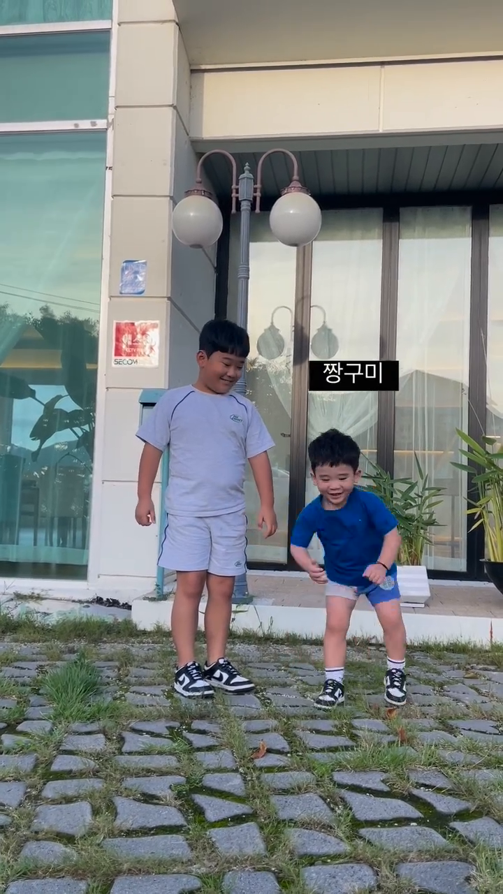 우리집 귀여움 담당 #애교만점❤️ #막내는막내다#없었음어쩔뻔💦 #형아말도좀잘들어
