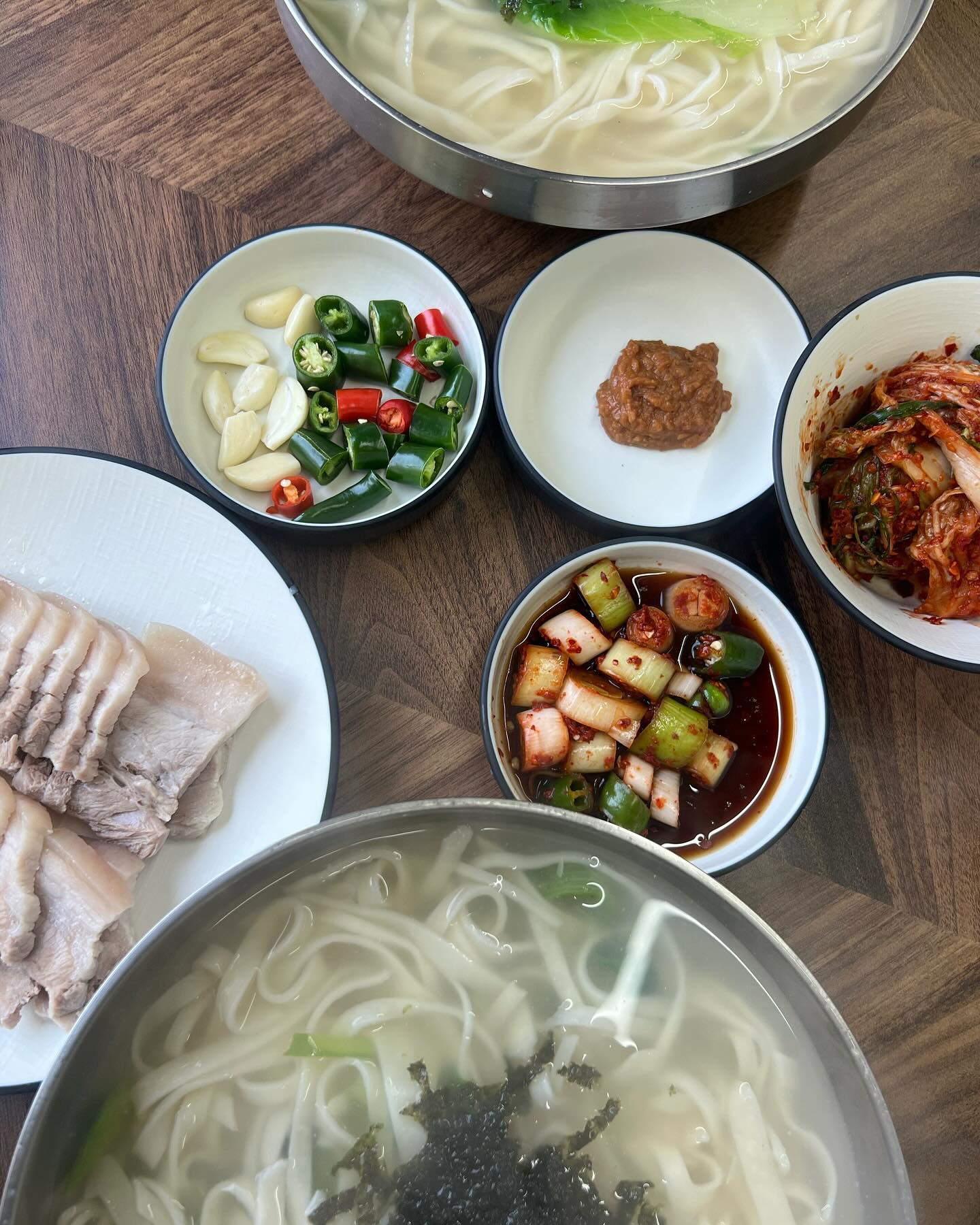 대구 1티어 김치•수육•칼국수 맛집 🥬🍜
생생정보통 방영된 집 📺
📋꽃게칼국수2개 +수육(소)
🏷️대구 약전골목 원조국수
📍대구 중구 계산동2가 149-1 1층

#약전골목원조국수 #약전골목원조국수 #대구맛집 #동성로맛집 #대구칼국수맛집 #대구수육맛집 #대구시내맛집 #근대골목 #대구종로맛집 #대구웨이팅 #반월당맛집 #약전골목맛집