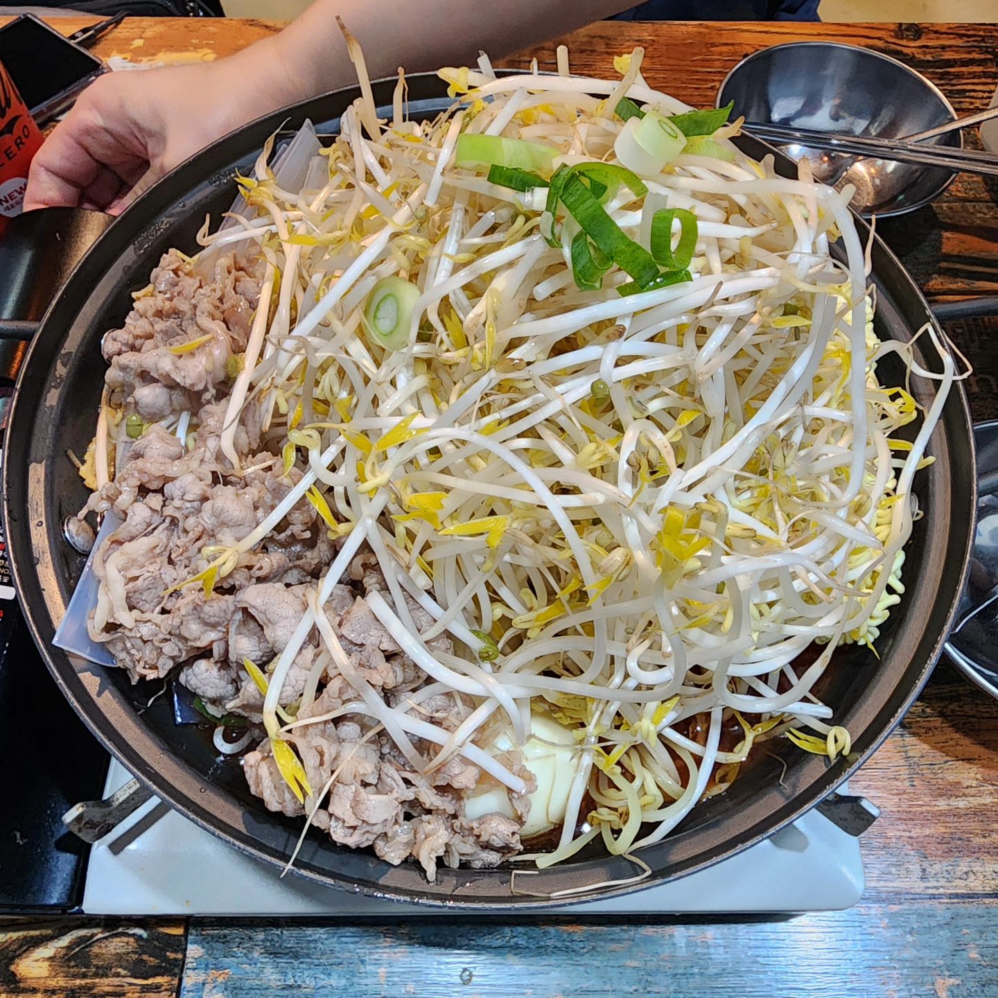 #협찬
점심시간에 친구랑 방문했는데
웨이팅이 쭈욱...
빈자라 한곳도 없는 떡볶이 웨이팅맛집
입니다.
.
#즉떡112  떡볶이 마니아들은 무조건 가보세요
매일 떼오는 무방부제 밀떡과 채수기반의 육수
조미료가 거의 안들어간 깔끔한 육수
양이 어마무시 하더라구요
우삼겹과 숙주가득한 떡볶이
그리고 100% 수제 두툼한 김말이
새우튀김,버터갈릭감자튀김,야끼만두 까지
야무지게 먹고 왔습니다.
.
우삼겹즉떡의 비쥬얼에 반하고 
깔끔한 맛에 한번 더 반하게 되더라구요
즉석에서 따뜻하게 땀뻘뻘 흘리면서
맛있게 먹었네요
분식은 사랑입니다.
.
떡볶이도 맛있고 사이드 메뉴들도
다 맛있어요
그리고 무척이나 친절해서 기분좋은 시간...
또 가야징....

.
.
.

#여의도맛집
#여의도떡볶이
#여의도떡볶이맛집
#즉석떡볶이맛집
#여의도즉석떡볶이
#여의도웨이팅맛집
#리뷰노트