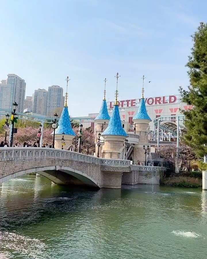 230403
남편찡 버킷리스트중 하나
#롯데월드 데이트 🌸
오전에 예약건들 준비해두고 
열심히 놀다왔다 노인내둘ㅋㅋㅋ
월요일에 쉬는사람들이 많구나🤪
프렌치레볼루션타는데 한시간반걸림