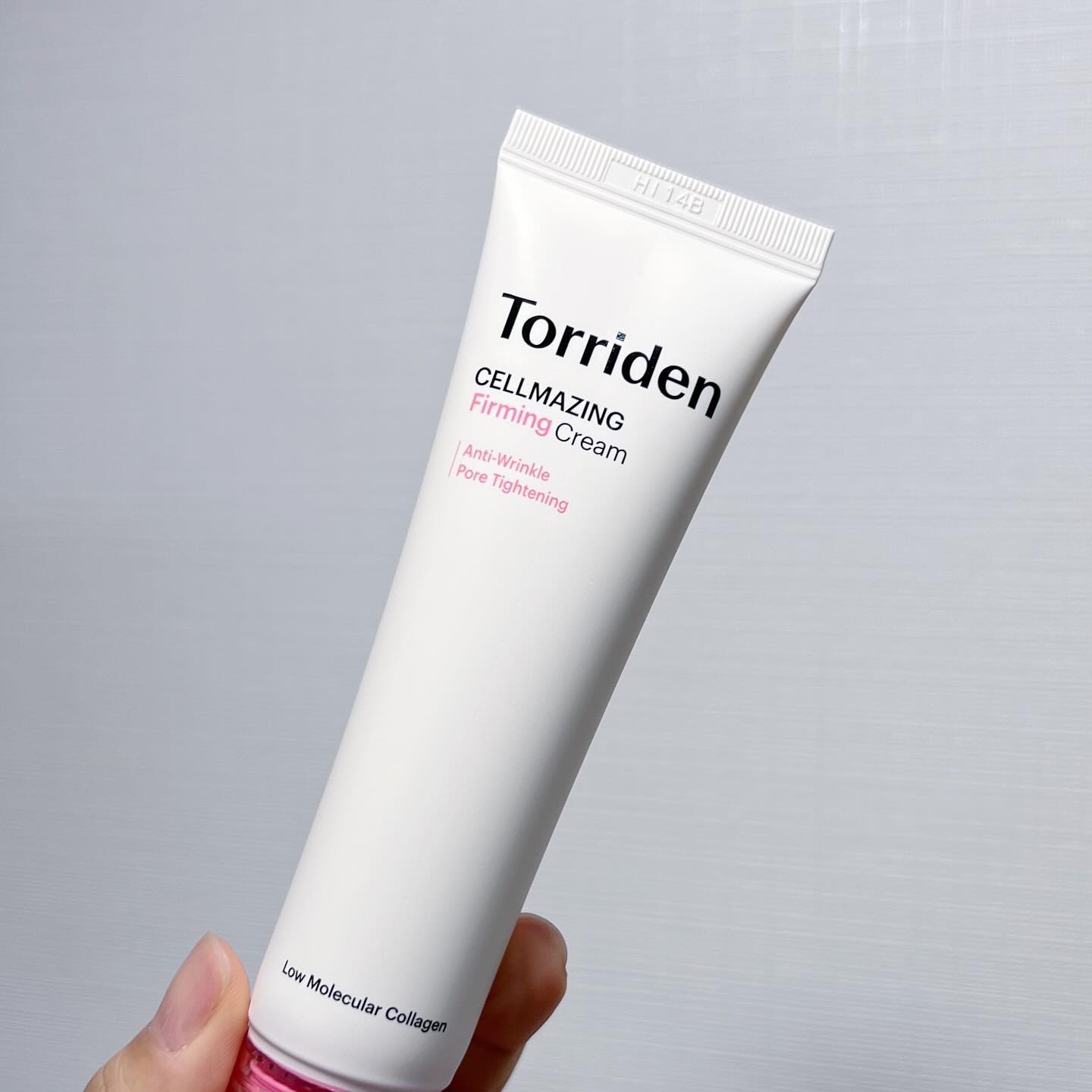 #제품제공 #토리든 #torriden 
건조했던 어느날 딱 하루 가습기 안틀고 잤다가 피부가 땅기고 푸석푸석해졌더라구요ㅜㅠ  다음날 화장할때 차이가 확 나길래 놀래서 토리든 했습니다!
마스크팩 하기 전에 주름이 신경쓰이는 부분에 크림 먼저 도톰하게 발라주시고~
눈이랑 입모양으로 뚫린 자투리까지 꼼꼼하게 미간이랑 눈가에 한번 더! 올려주고~
에센스 가득 굳힌 콜라겐 마스크 촥~ 올려주면 그렇게 피부가 촉촉~ 하고 시원~ 하니
모공에 탄력이 생기는 게 느껴져요!
정말 나이들수록 주름도 주름이고, 모공늘어짐이 제일 신경쓰였는데, 이렇게 데일리 케어템이 정말 중요한거 같아요!
.
.
#셀메이징 #콜라겐 #콜라겐크림 #모공피팅크림 #쫀쫀탄력크림 #콜라겐마스크팩 #콜라겐본딩마스크 #마스크팩 #파룸체험단