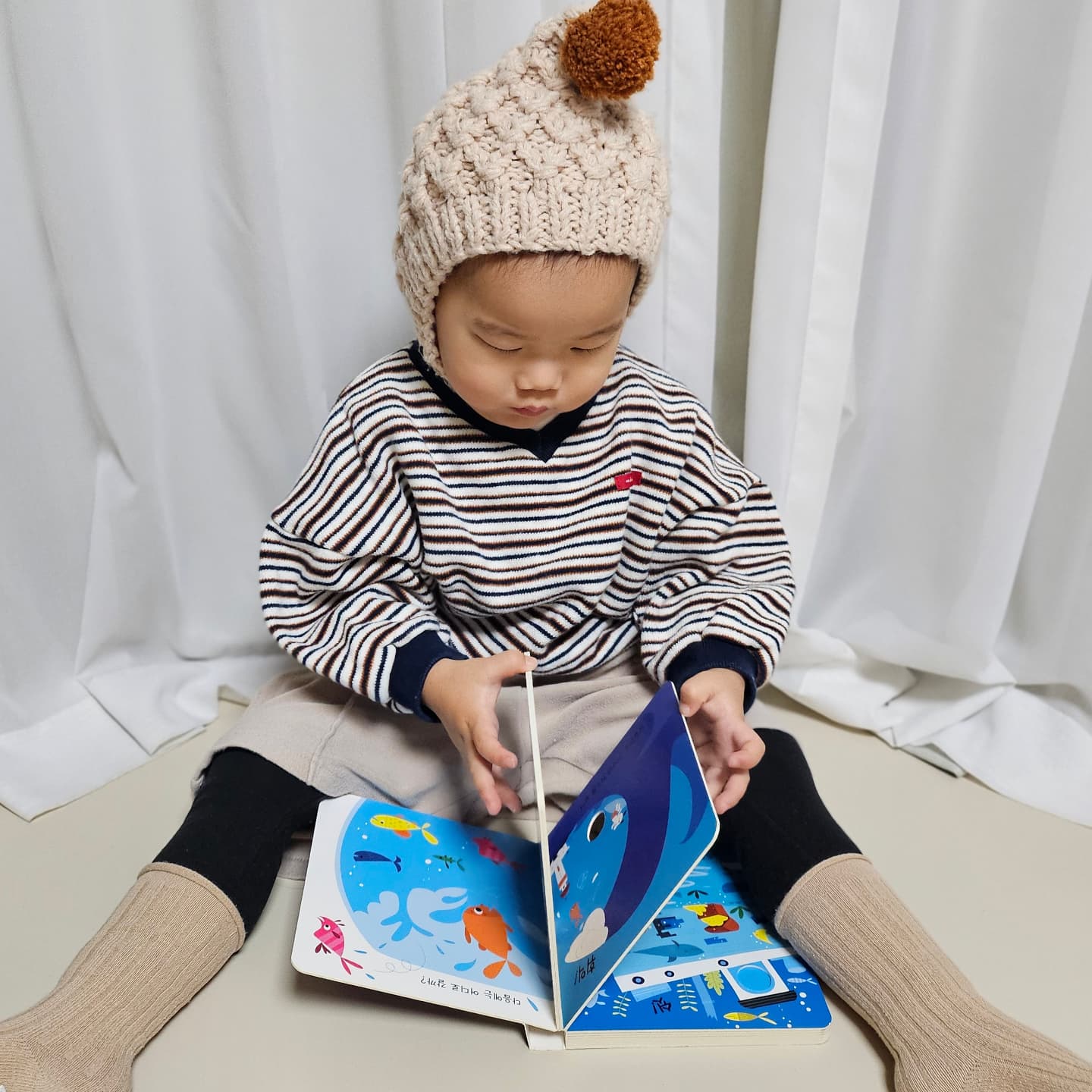 #인생891일차

오늘의 등원룩 👕

이번주는 내내 아침맘마를 먹기 싫어하는 야무 🤔
점심 저녁은 또 잘 먹는 듯 한데..
편식이 느는건가 싶다... 🤨
그래도 요새 살이 뽀동하니 올라오는 것 같아서
또 확 클 것 같기두...? ㅎㅎ

이제 감당할 수 있는 무게를 넘어서려하는데...
얼마나 더 안아 줄 수 있을 지 ㅠㅠㅠ
그래서 요즘은 안아달라고 하면 되도록 안아주려고 하고 있다🥲
만지기도 무서울만큼 쪼꼼하던게 언제 이렇게 큰거야...!