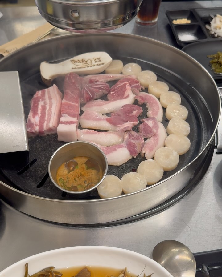 #돈모닝수성못파동점 

오늘은 흑돼지 삼겹살집에 다녀왔어요! 🔥 
진짜 삼겹살 맛있다는 말이 왜 나오는지 알겠더라고요. 고기는 쫄깃하고 부드러우면서도 고소한 맛이 가득! 살짝 구운 후, 쌈에 싸서 먹으니 입에서 사르르 녹는 맛이었어요. 
특히 흑돼지 특유의 풍미가 살아있어서 너무 만족스러웠어요. 
밑반찬들도 하나하나 정성이 느껴져서 더 맛있게 느껴졌고, 고기와 함께 나오는 특제 소스도 완전 꿀맛! 
맛있는 고기와 푸짐한 양 덕분에 만족스러운 한 끼였어요. 😊 

간계밥 촌돼지찌개도 꼭 시키기❣️

#흑돼지 #삼겹살 #맛집 #고기러버 #대박맛집