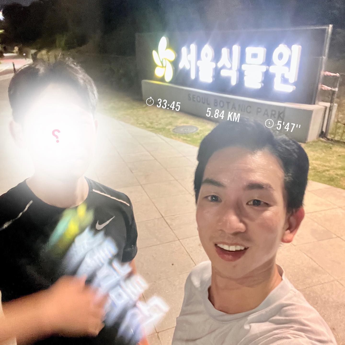 #월요팅
발산역에 러닝 자세 체크 받으러 갔다가
근처사는 동생과 급으로 #서울식물원 러닝 🏃‍♂️
맨날 피드에서만 보던 곳을 달리니까 신기했고
평지 위주여서 편하게 달리기에 아주 좋았다. 😀

#월요팅 #달리는우리 #왘씨 #런스타그램