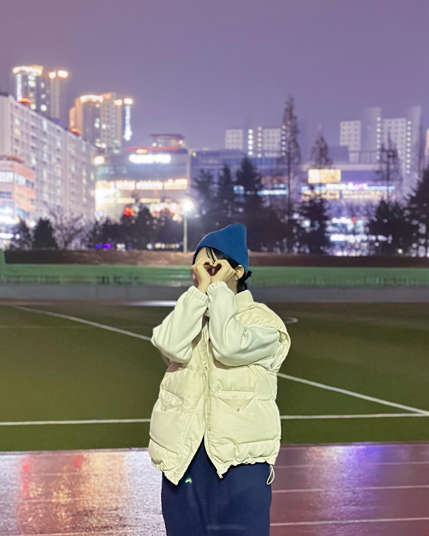 #오운완 #20240109
주말에 계획된 오늘의 벙개런
“뛰고 순대볶음 먹으러 가요” 이게 포인트

안희,, 비 늦게 온다면서 갑자기 우중런으로 바뀌고
2명 뿐이었던 벙개는 10명이 넘어버리고(?)
진짜루 나와서 다들 경대분식 뿌수고갔다🤤

나눔받은 벨트와 선물받은 장갑
근데 돌아오다가 장갑 트랙에 버리고 와버렸누,,?
추적추적 오는 트랙 덕분에 신발 젖어서
세탁소 보내는 동안 러닝 중단😉
요즘 운동복 뽐뿌왔는데 이러다 신발도 지르것다

그리구 저 이번에 #삼디오백 서포터즈 됐어요🙌🏻
더 열심히 운동해야 할 이유 생성🖤

_ 러닝 day
야외러닝 5.1km

#ㅇㅇㅇ #운동기록 #운동계정 #운동복추천 #눈바디 #운동루틴 #식단 #바디체크 #바디프로필 #workout #gym #운동하는여자 #running #태닝 #필라테스#태닝하는여자 #운동스타그램 #gymwear #파트너운동 #원정운동