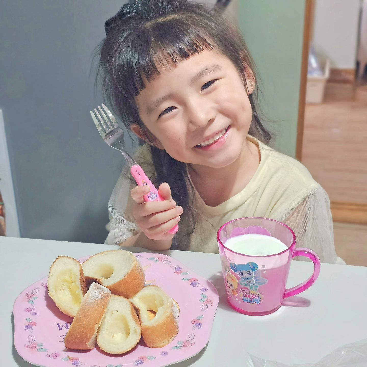 +1689
ㅎ...나 정말 미치게쑈~
사고칠 나이.. 6살...

서호 목욕하고 나와서 잘못본줄 알았어요🥹
한번도 이런적없는데 가위로 댕강..

앞머리 기르는중이었는데에에😭😭😭

사고쳐놓고 무서웠는가 책상밑에 숨겨놓은 서아띠😫

내가 이럴라고 미용했나~~~~~

그래도.. 수습 가능하게 조져놔서 다행...
미용인의 피가 흐르는거니~~~

#쳐피뱅 #강제이발 #셀프커트 #6살 #사고뭉치