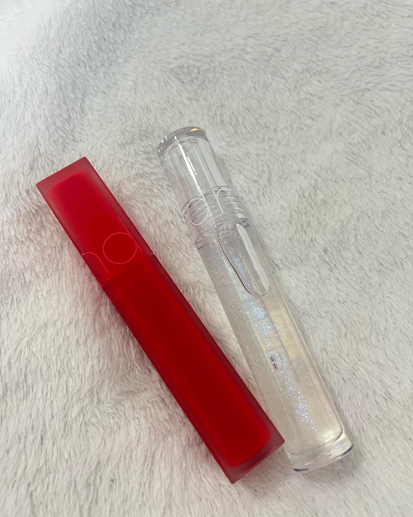 #내돈내산
#롬앤글래스워터립글로스 #메테오트랙 봄•여름에도 필수인 립글로즈👄💄처음으로 사본 롬앤 립글로즈 딱 발랏을때 화환느낌잇는데 그게 입술을 좀더 도톰하고 생기잇게 보여주는거같아영😆 향도 시원한향이 나용 약간 박하향?? 이건같기도 하고
•
•
#롬앤블러퍼지틴트 #10퍼지레드 이거는 인친님이 사신후기보고 넘 예뻐서 사본 틴트에용!! 오늘 사용해밧는데 사진상으론 핑크빛돌길래 핑크빛나는줄알고 삿는데 쨍한 빨간색으로 보이더라고 그래도 이쁘긴 이쁘더라고용ㅎㅎ 그리고 단독으로  발랏을때 각질일어날거같은 재질이에영!! 오늘 두개다 발라서 실내에서 찍은거랑 야외에서 햇빛비췃을때 찍어밧어용 👄💋💄
•
•
•
#틴트 #립글로즈 #추천 #추천템 #메이크업 #데일리메이크업 #makeup #daily #dailymakeup #motd #엠오티디 #뷰티 #뷰티스타그램 #beauty #beautygram #팔로우 #좋아요 #맞팔 #소통 #소통해요 #봄웜 #가을웜톤