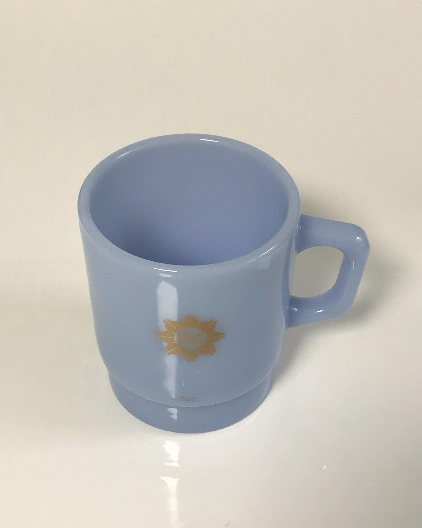 #gift uns.studio_ 
-
아기자기 귀여운 언스 밀크글라스 컵이랑 아침 샤인머스켓 ..🍶
컵 하나 들여놨을 뿐인데 무채색인 자취방이 특별해졌다 
좋아하는 사람한테 선물하고 싶어〰️

#언스밀크글라스 #언스