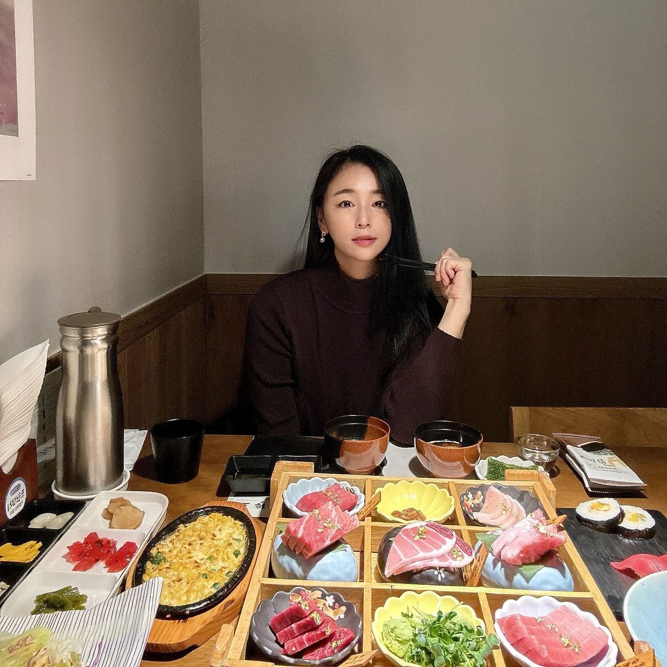 #협찬 #대진도원참치강남역점 

지중해산 대형 참치 전문점 #대진도원참치

개별 룸에서 프라이빗에게 즐길 수 있어서 
직장인들이 많이 방문하더라고요!

도원참치에서 남편과 오랜만에 오붓한 데이트를
할 수 있어서 좋았어요ꔛ♥ 

참치 좋은 부위를 아낌없이 내주시고
스끼다시 하나하나 모두 정성스럽고 맛있었어요!

40인 단체석이 있어 단체 회식하기 적합하니 
송년회를 여기서 해도 좋을 것 같아요 :) 

#도원참치 #참치맛집 #참치무한리필 #강남역맛집 #강남맛집 #역삼동맛집 #강남역참치 #강남참치 #역삼동참치 #강남역핫플