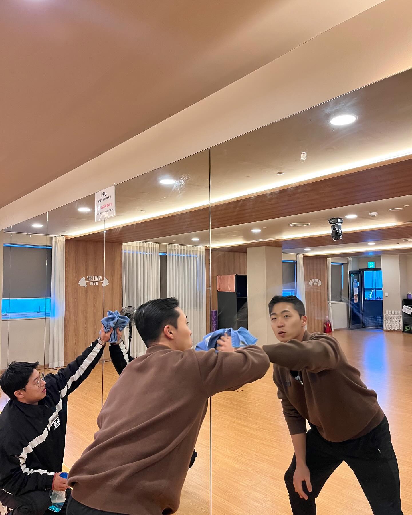 불금에도 열심히 닦고 있습니다!!
추운 날씨에도 찾아주셔서 감사합니다🙇