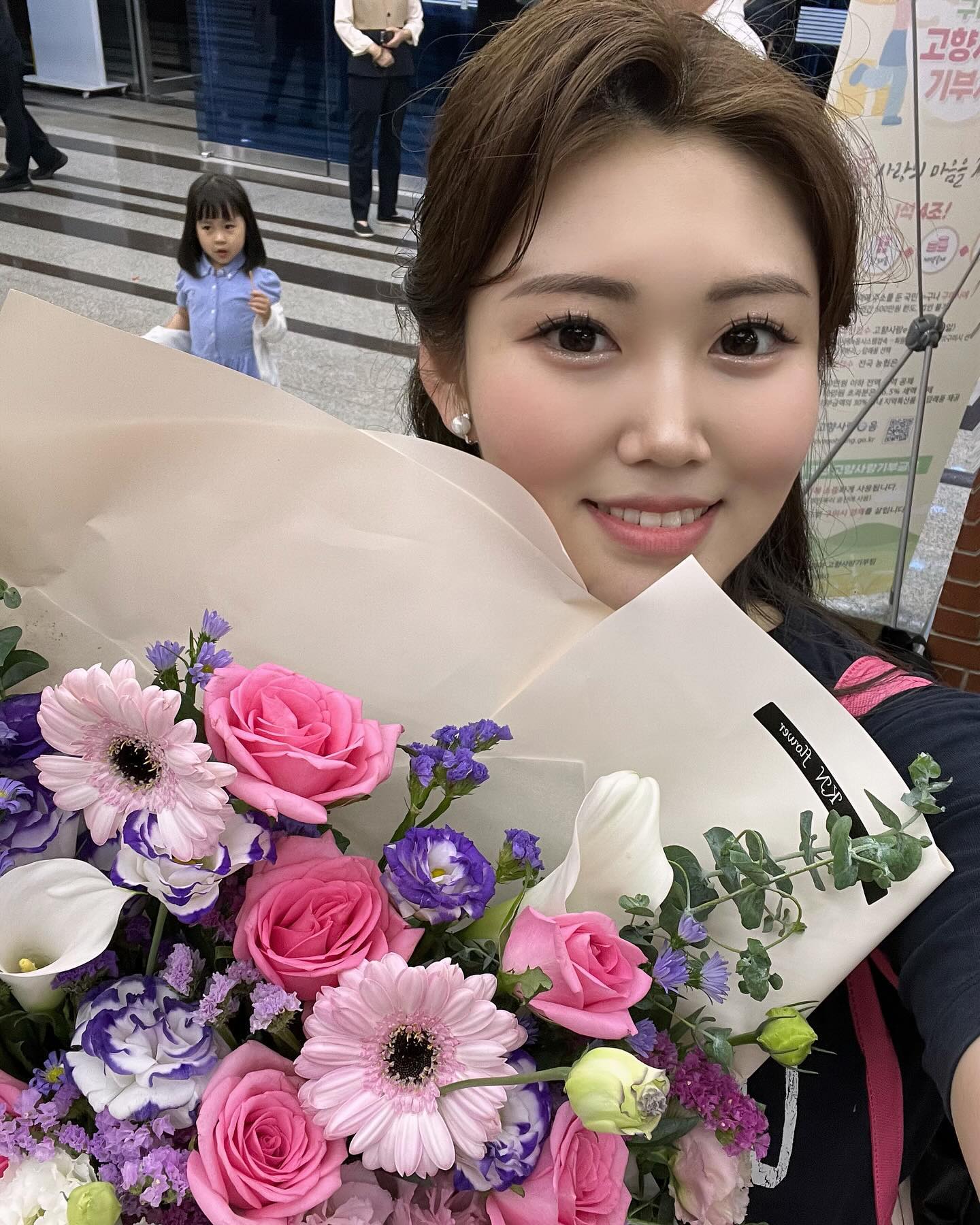 알고보니 그냥 이요한이 둘다 준비해준 꽃다발이었다....
절대 꽃다발 사오지말라했는데... 그래도 받으니 기분은 좋네염^^