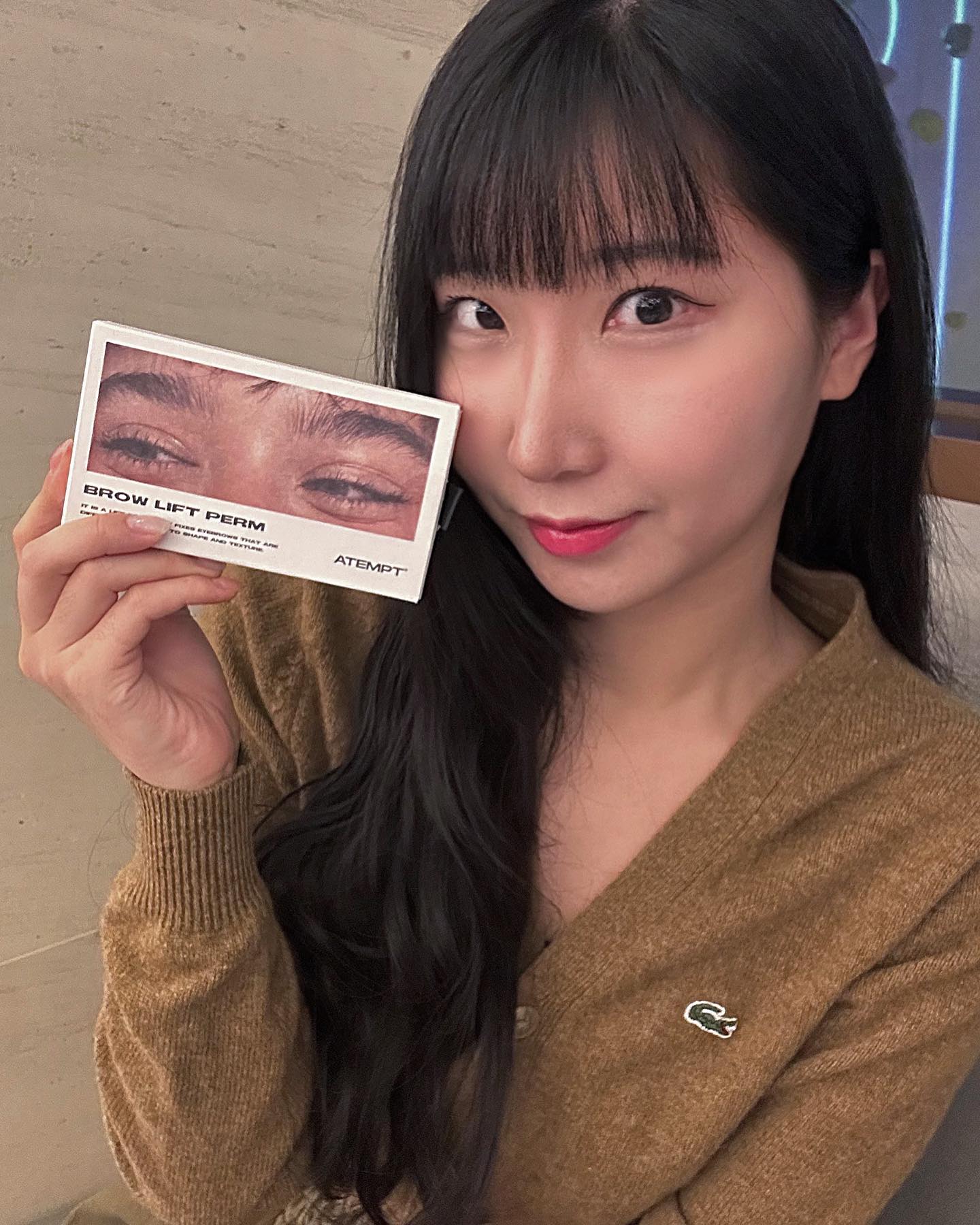 #협찬 셀프 브로우 리프트펌 어템트🤎

샵에서만 받는 눈썹펌을 집에서 할 수 있다는게 너무 좋았던 어템트 제품!!
사람의 인상을 결정할 만큼 눈썹이 중요하다던데
정리가 안되던 눈썹을 이번 기회에 관리하게 되서 너무 좋았다🥹

어템트 셀프 브로우 리프트펌은 1제,2제로 나눠져있으며 1제는 브로우 연화제로 특허성분 'GREENOL' 및 '알라토인'이 함유되어있어 피부 자극을 저하시키면서 보습역할을 해주고 2제는 브로우를 고정시키는 중화제로 특허성분 '아미노산 콤플렉스'가 함유되어서 눈썹결이 오랫동안 유지되게 도와준다. 그리고 눈썹전용 브러쉬가 함께 동봉되어있어서 전문가가 아니어도 예쁜 눈썹결을 만들 수 있다는 점!✨

눈썹펌하는 시간은 약 15분정도 걸렸는데 한 번하면 4주간 지속되고
제품 키트로 총 10회정도 할 수 있는 용량이라 꽤나 가성비있다고 느껴졌다!!🥹

내맘대로 눈썹 모양을 만들 수 없었는데 어템트 브로우 리프트펌으로 
예쁜 눈썹만들기 성공!😁🙌

#어템트 #셀프눈썹펌 #브로우리프트 #브로우리프트펌 #브로우펌 #눈썹펌 #눈썹결 #셀프브로우펌 #눈썹결살리기 #아이브로우펌 #브로우리프트펌제 #눈썹리프트펌 #눈썹결정리 #눈썹결펌 #브로우펌제