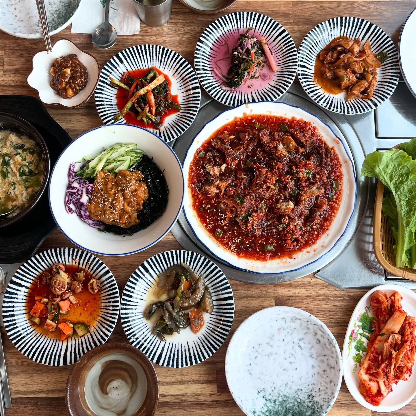 #협찬 #제주맛집 #제주한식 #제주해산물

제주 서귀포에서 현지의 신선함을 가득 담은 해산물을 즐기고 싶다면?

가파도식탁을 추천합니다! 현역 해녀가 직접 잡은 해산물로 요리하는 곳이라 모든 요리가 신선하고 특별했어요.

🍴 제가 먹은 메뉴

- 성게비빔밥(20,000원): 신선한 성게의 깊고 고소한 맛이 좋았어요. 비린내 없이 부드럽고 고소한 맛이 밥과 완벽히 어우러졌어요
- 통 우럭튀김(25,000원): 우럭을 통째로 바삭하게 튀긴 요리는 겉은 바삭하고 속은 촉촉한 식감으로, 닭껍질튀김 같은 바삭한 식감이 느껴졌어요. 제주산 우럭의 고소함이 정말 대단했어요.

🌿 푸짐한 밑반찬과 삿갓조개 무침

가파도식탁의 또 하나의 매력은 푸짐한 밑반찬이에요! 특히, 삿갓조개로 만든 무침은 독특하면서도 감칠맛이 가득해 밥과도, 고기와도 찰떡같이 어울렸어요. 반찬 하나하나 정갈하고 맛있어서 정말 만족스러웠어요.

🌊 눈볼대 요리도 인기 메뉴!

눈볼대조림과 지리탕은 가파도식탁의 시그니처 메뉴로, 고급 어종인 눈볼대의 부드럽고 고소한 맛이 압권이에요. 다음 방문 때는 꼭 먹어보고 싶은 메뉴랍니다!

🏡 제주스러운 감성의 매장 분위기

해녀복과 해산물 소품들로 꾸며진 매장은 따뜻하고 정겨운 분위기로, 제주만의 독특한 매력을 느낄 수 있었어요. 가족이나 친구, 연인과 방문하기에 딱 좋은 공간이에요.

🚗 위치 & 주차

서귀포 올레시장 근처에 위치해 접근성이 좋고, 근처 공영주차장을 이용하면 주차도 편리해요.

가파도식탁은 신선한 해산물 요리와 푸짐한 밑반찬, 그리고 정겨운 매장 분위기로 제주 여행의 특별한 추억을 만들어주는 곳이에요. 꼭 한 번 방문해보세요!

#서귀포맛집 #제주서귀포맛집 #서귀포한식 #서귀동맛집 #서귀포횟집 #서귀포해산물 #제주정방동맛집 #정방동맛집 #제주서귀포한식 #제주올레코스맛집 #제주눈볼 #가파도식탁