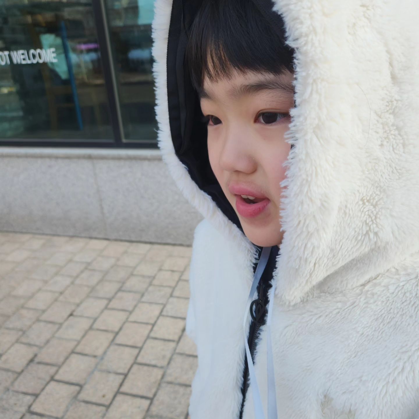 심심해 해서 나왔지
구로역 간다고. 
구청사거리 지나 버스정류장.
한정거장..으~~
구로역에서  신도림역
오늘은 디큐브?  것도 다이소?
바로 오면 환승각인데
외부로 가서 빙~ 돌아 윗층에서 아래로..
허허 다시 구로역. 택시타자고~? 놉!
아빠가 데리러온데~!