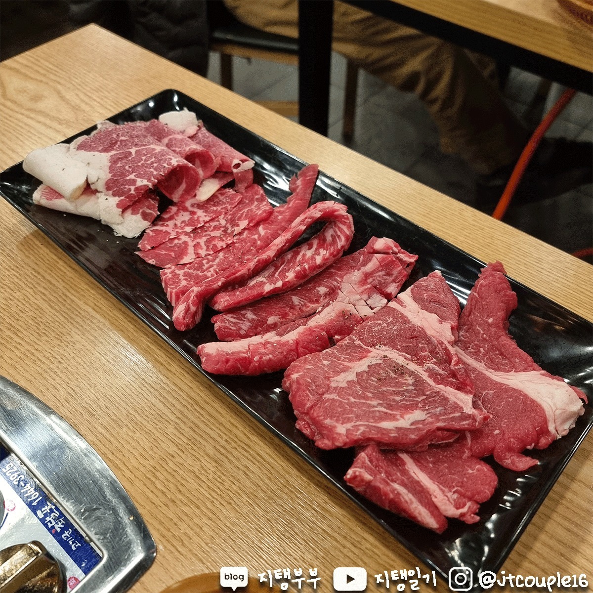 #협찬
🚩 제주 소고기 맛집, 정씨네소몰이 노형점! 🚩

#지탱_제주

샤브샤브와 모듬구이로 미친 맛✨
소고기 모듬구이를 주문하면 샤브샤브까지 무료로 제공되고,
푸짐한 채소와 다양한 부위의 고기로 정말 만족스러웠어요.
샤브샤브 국물도 끝내줘서 고기와 함께 먹어도 좋았어요. 
가격도 저렴한 편이라 추천합니다! 😍🔥

🚩 정씨네소몰이 노형점 shinjeju_somoli
🚩 제주 제주시 원노형남1길 32 1층

🚩 모듬구이 소 37000원

같이 가볼만한곳
🚩 제주드림타워, 한라수목원

주차장
🚩 주차할 곳이 마땅히 없어요. 대중교통 추천!

운영시간
🚩 여는 시간 11시 30분 / 마치는 시간 23시

휴무일
🚩 연중무휴!

🚩 자세한 후기는 블로그에 있어요❤️

#제주맛집 #소고기 #먹스타그램 #정씨네소몰이 #제주소고기맛집 #소고기모듬구이 #냠냠