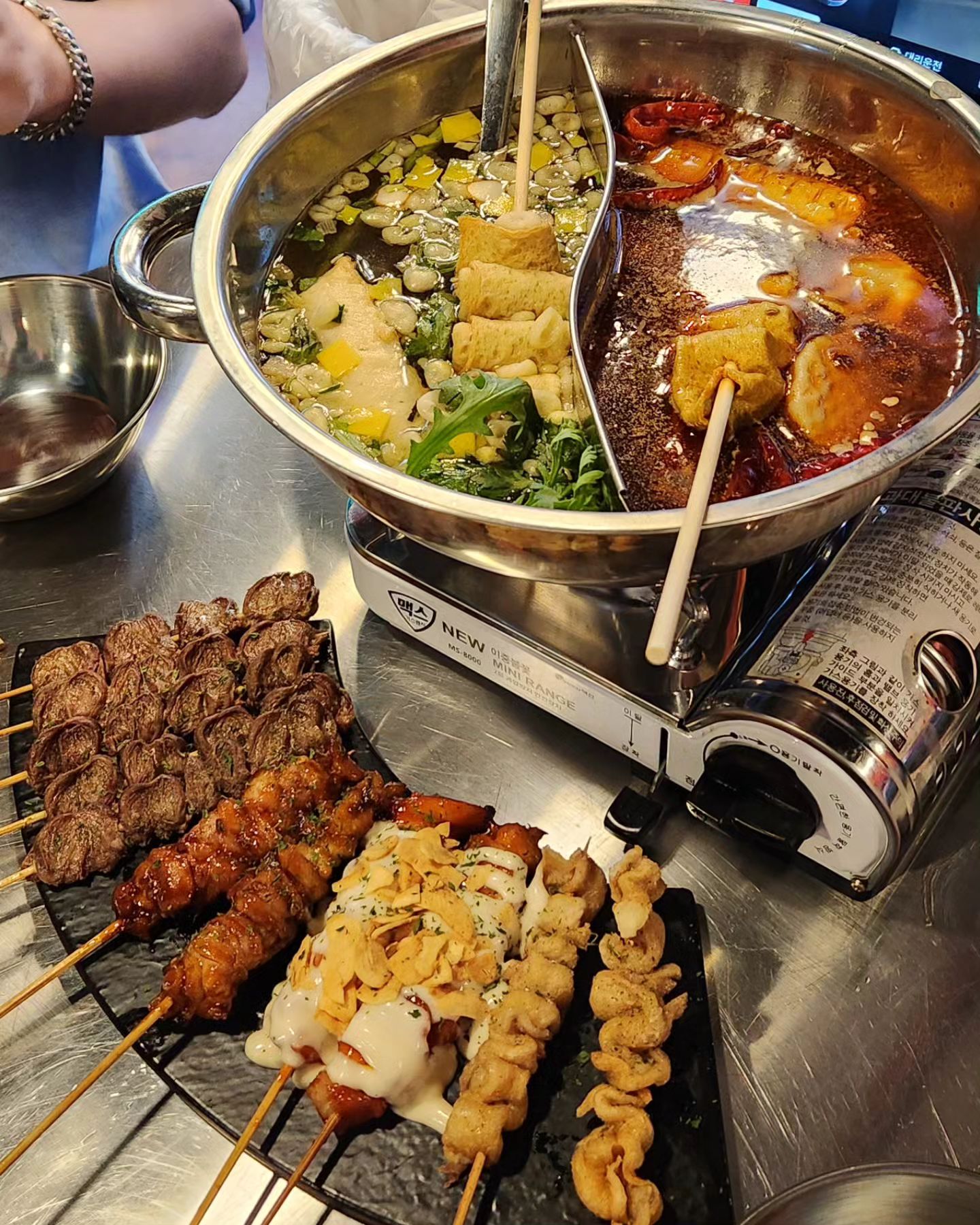 #협찬
좋은 기회로 청춘닭꼬치 논현직영점에 다녀왔습니다🫶

생맥주 1900원
각종 꼬치류 900원~
어묵/훠궈/김치 중 두가지 선택 반반탕은 100원 ❕
심지어 반반탕 오후 7시 이전 주문 시 무료❕❕❕
초가성비에 테라스 좌석을 포함하고 있어서 야장 감성까지 챙긴 술집이에요!

소금구이, 매콤, 간장 등 기본적인 맛부터 청양마요, 매콤 갈릭 등 색다른 맛까지 저렴한 가격의 단품으로 있어 이것저것 시켜먹기 좋았어요
그 중에서도 제 원픽은 💥매콤 갈릭 맛💥
평소에 갈릭마요, 딥핑소스 좋아하시는 분들은 무조건 시키셔야할 맛💦💦💦
매콤한 소스와 갈릭소스가 잘 어울려져서 맵찔이 분들도 쉽게 드실 수 있을 맛이에요

반반탕의 경우에 저는 어묵/훠궈로 시켜보았는데요🍢
어묵맛은 참지 못하고 소주 주문해버릴 정도로 정말 진하고 맛있는 국물맛
훠궈맛은 먹을수록 얼얼하고 진한 매력에 매워하면서도 끝없이 들어가는 ”진짜“ 마라 맛이었어요
각 탕들에 다양한 어묵꼬치, 면류를 추가 가능한데다 육수도 티오더로 편하게 무료리필이 가능해서 더 오래오래 느낄 수 있었어요.
다음엔 꼭 김치맛에 우동사리를 넣어 김치우동처럼🤤🤤

지역 이름을 붙여 맛에 재미까지 더한 스페셜 하이볼 🍹
논알콜로도 가능하니 모두 즐겁게 즐기실 수 있을 거 같아요

깔끔하고 위생적인 매장에 이른 시간부터 늦은 시간까지 영업해 1차부터 2차, 3차 언제든 오셔서 저렴한 가격에 드셔보시길 추천합니다🫶

📌 서울 강남구 강남대로 122길 15 1층 (상당빌딩)
⏰ 매일 17:00 ~ 05:00

#협찬 #청춘닭꼬치 #가성비술집 #신논현술집 #논현역맛집 #신논현역맛집 #강남술집 #강남데이트 #논현술집