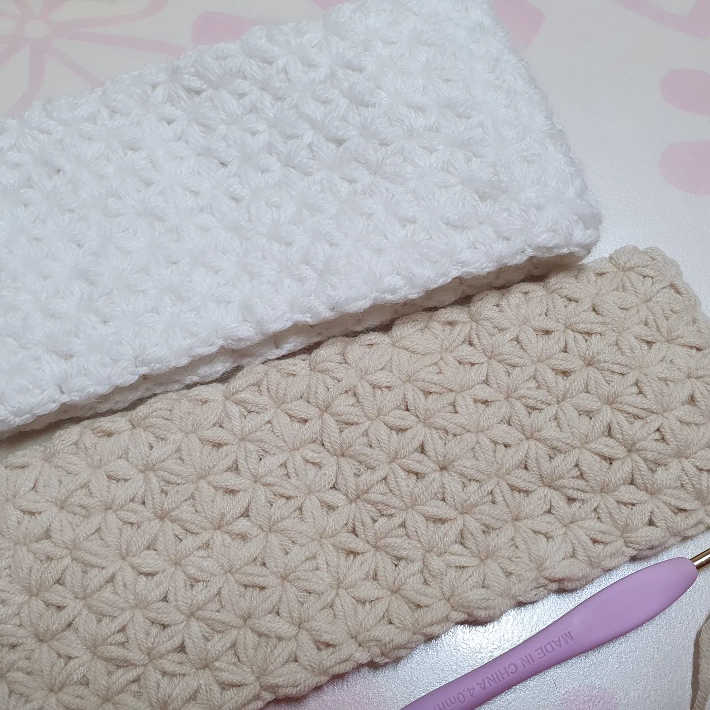 #코바늘로는 첨 뜨는 폭좁은 #손뜨개 #목도리 두 번 감은 #자스민스티치 하얀색 히말라야실 뭐가 겁나 잘 묻어서 중지..하고 베이지로 갈아탐. #담 주 뜨개모임에서 마무리할 수 있을듯