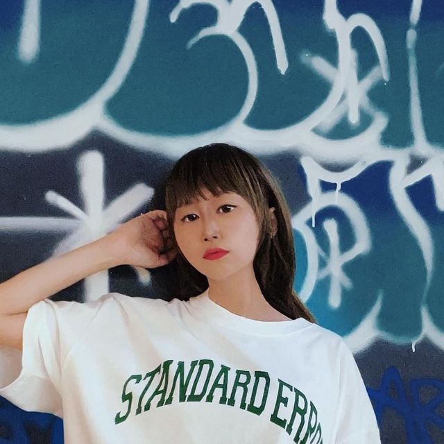 유나나❤️/ 협찬, 핫플, 일상 크리에이터✨ on Instagram: "#광고 면100% 고품질 원단을 이용하여 국내 자체 제작한 스탠다드에러 로고 아치 레터링 반팔티 고품질 디자인 인쇄는 기본 남여 공용