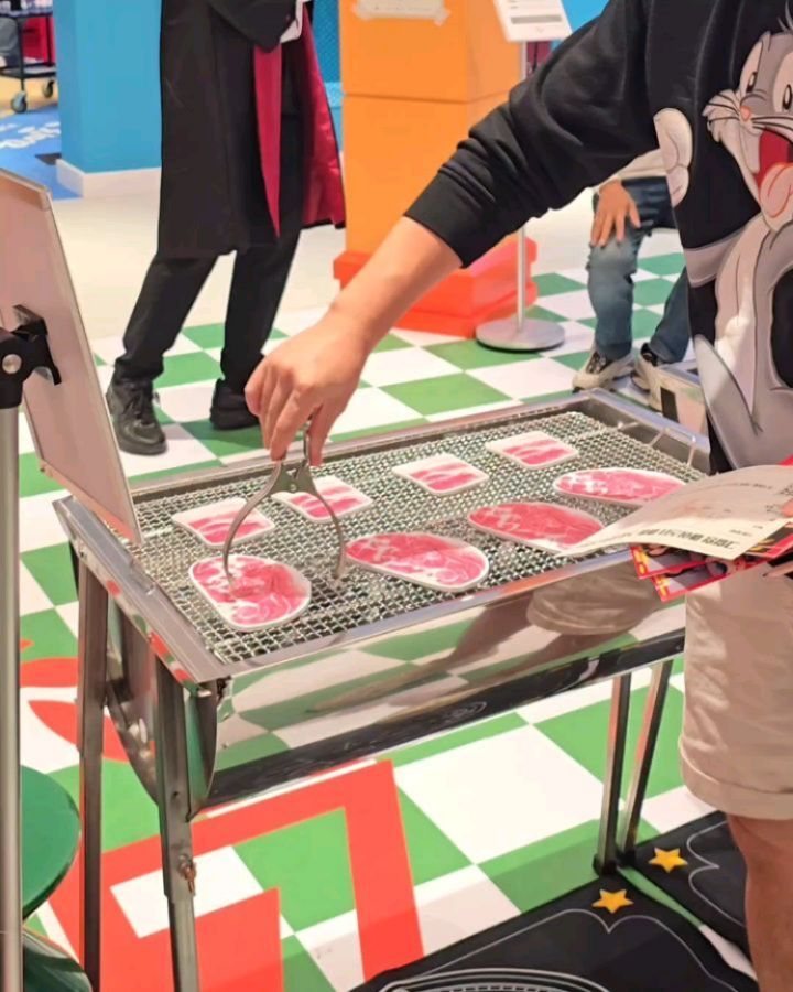 #광고 "한돈과 함께하면 뭐든 돼지!"🐷
2024 한돈데이 팝업 스토어에 다녀왔어요

이 특별한 팝업은 MZ 세대와 외국인을 타겟으로,
미래 소비자에게 한돈의 우수성과 긍정적인 이미지를 전달해
국내 돼지고기 시장을 활성화 시키고자 기획되었구요 🎵

리플릿에 담긴 지도를 따라 '한도니 몸속'을 탐험하고,
체험존, 굿즈존, 브랜드존을 차례로 둘러볼 수 있더라구용

'슈퍼 플레이 존'에는 OX퀴즈, '한돈 수입육 레이스, 포토존 등
직접 참여해 볼 수 있는 다양한 이벤트들이 준비되어 있었구요😻👍
지방 함량별 한돈 시식도 해볼 수 있었는데, 
지방이 많이 함유된 쪽이 의외로 더 맛있다는 걸 
알게 되어서 맛도 챙기고 재미도 챙길 수 있었어요😁

'슈퍼 파트너스 존'은 협업 브랜드와 함께 하는 체험 공간으로,
먹거리도 다양하고 제품도 경험할 수 있는 공간이었어요

그리고 '슈퍼 프레젠트 존'에선 한돈 굿즈도 만날 수 있었는데,
저흰 스템프를 열심히 다 찍어서 선물을 듬뿍 받았더래요 호호🤭♥️♥️♥️

인샹 네컷도 찍고, 스트랩이랑 학생증도 만들고, 야구도 해보고
한돈 토핑 아이스크림도 맛보고  선물도 받고~  넘넘 신났던 하루‼️
퀴즈 풀면서 정보도 얻고 공부도 하고 여러모로 재밌었어요!!

🌟🌟참고로 이벤트 소식!!
10/4(금) ~ 10/5(토) 에는 삼쏘나이트(한돈나잇)이 열려요
한돈과 함께하는 밤으로, 한돈 홍보대사 백종원 대표와
코미디언 김동하가 함께하는 공연의 밤이라고 하니 많관부예요! (백종원님은 4일만 방문)

한돈데이 팝업스토어
장소 : 성수동 XYZ SEOUL (서울 성동구 연무장길 73)
기간 : 2024.10.01 (화) ~ 10.09 (수)
시간 : 11:00AM ~ 20:00PM

#2024한돈데이 #한돈데이팝업 #한돈데이팝업스토어 #한돈팝업스토어 #한돈성수 #한돈팝업 #한돈자조금
handon_official
