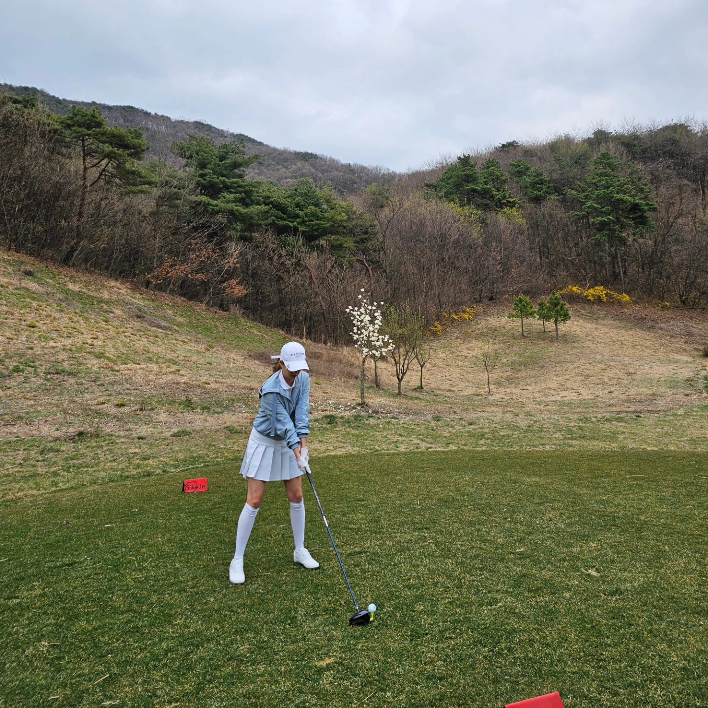 2024.04.04
두번째필드🏌‍♀️

이번엔 호골이멤버들과 함께❤️
2주만에 찾은 실크밸리엔 잔디가 푸릇해지고 꽃도 피었당🌸
흐린날 이었지만 즐거운 라운딩👏👏