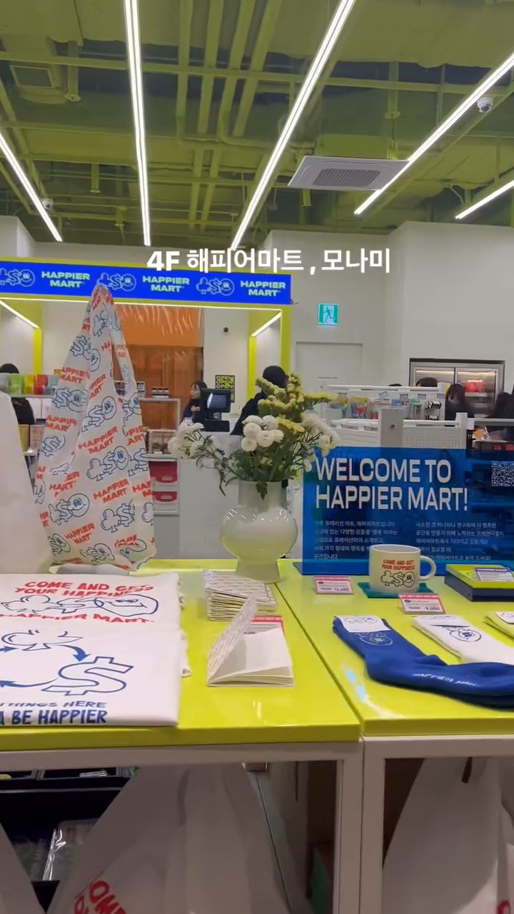 기 잔뜩 빨리고 온 수원 스타필드 층별 핫플 정리! 
수원시민이란게 자랑스럽지만 너무 힘들었던 주말 방문..🥲

📍별마당도서관 (4F-7F) 
이곳 때문에 수원 스타필드에 더 많은 분들이 발걸음 하시는 듯! 국내에서는 두번째, 경기도에서는 첫번째로 선보인 별마당도서관📚인터스텔라를 떠오르게 하는 압도적인 공간에 입이 떡 벌어짐! 수 많은 책들 사이로 쉴 공간도 많아서 앉아서 여유 즐기기도 좋음. 아이들을 위한 도서관은 3층에 준비되어 있음 , 사진은 6층에서 찍는게 제일 예뻐요.📸

1F 브롤스타즈 팝업 / 노티드 
📍브롤스타즈 인기 모바일 슈팅게임 팝업스토어로 2월 15일까지 📍노티드 도넛계의 새로운 역사가 드디어 수원에! 90평형 대형매장으로 수원점에서만 판매하는 리미티드 에디션 메뉴들도 있음!🍩

2F 고메스트리트 (정지영커피로스터스 / 런던베이글 / 호호식당 / 벽돌해피푸드 ) 
📍호호식당: 일본 가정식 레스토랑 
📍정지영커피로스터스 : 수원 사람이면 여기 모르면 섭섭해 
📍런던베이글 : 아직 오픈 안함 
📍벽돌해피푸드 : 압구정에서 시작된 아메리칸 차이니즈 레스토랑 
 
3F 별마당키즈 / 미루꾸쿠키바 
📍별마당키즈 : 아이들의 에너지와 휴식이 담기는 공간 📚
 - 입점 브랜드 : 디즈니베이비, 빌리, 로아앤제인, 리틀티니, 스텔라스토리즈 
📍미루꾸쿠키바 : 일산 밤리단길에서 유명한 곳, 별마당 키즈 옆쪽에 위치, 아이와 함께 할 수 있는 소규모 베이킹 클래스도 진행 예정 

4F 해피어마트, 모나미 
📍 해피어마트 : 이름부터 매장 안까지 보기만 해도 행복해지는 편집샵, 해피바이러스 뿜뿜 행복부적도 받고 선착순 이벤트도 참여 해보기! 
📍모나미 153 Mansion : 문구를 비롯해 패션, 라이프스타일까지 확장해 만들어진 공강! 각인을 통한 나만의 만년필 , 최애 컬러로 내가 직접 만드는 나를 위한 펜 등 모나미 에디션을 만들 수 있은 특별한 체험하기

5F vinyl 
별마당 도서관 뷰에서 감상하는 LP (18,500원 음료 포함)🎧

7F 잇토피아 
📍정육면체 : 4년 연속 미슐랜 가이드에 선정된 퓨전 중식&아시아 면요리 캐주얼 다이닝 
📍뜸든 : 유튜버 취요남의 두번째 야심작 로스트 비프동, 통삼겹 덮밥 두 메뉴 모두 강추!🤤
📍버니파스타 by 플롭 : 파스타와 크로와상의 환상의 조합, 이미 연남동과 서촌에서 레터링 피자로 유명한 플롭이 써내려다는 파스타 이야기! 
📍킴스델리마켓 : 송리단길을 핫플레이스로 만들어 준 베이글 맛집! 이제 서울까지 가지 않아도 되서 행복..🥯(영상에는 데일리로 오타.. 죄둉해요..😂) 
📍 멘쇼쿠 : 닭 육수 베이스로 일본보다 맛있는 라면을 만들어내는 압구정 멘쇼쿠, 드디어 수원 상륙🍜 

‼️ 되도록 평일 방문 권장..🥲 스타필드 수원의 첫 주말이었는데 화서역 주변이 다 막혀서 300m가 예상시간 28분 찍히고 주차하는데 한시간 반, 오후 2시 식당 대부분 재료 소진으로 브레이크 타임처럼 주문을 아예 안받더라구요! 2시부터 4시 정도까지는 식사 못하실 가능성이 높습니다! 4시~5시부터 다시 영업 시작해서 또 무한 웨이팅..스피드가 생명입니다! 
그래도 가시는 분들께 조금이나마 도움이 되길 바라며..! 대중교통 이용하세요! 그리고 아이들 잘 챙기셔야 되요 꼭! 아이 보호 하고 있다는 방송 자주 들리더라구요 ‼️

네이버 여행 인플루언서 슬또가의 다양한 여행 정보✈️
⬇️⬇️
sks2_vv
sks2_vv
sks2_vv

팔로우 하시고 여행 같은 삶 같이 기록해봐요💟

#수원스타필드 #스타필드수원 #스타필드수원꿀팁 #수원스타필드맛집 #수원스타필드점 #별마당도서관 #뜸든 #정지영커피로스터즈 #멘쇼쿠 #킴스델리마켓 #버니파스타 #정육면체 #수원스타필드식당 #화서역 #벽돌해피푸드