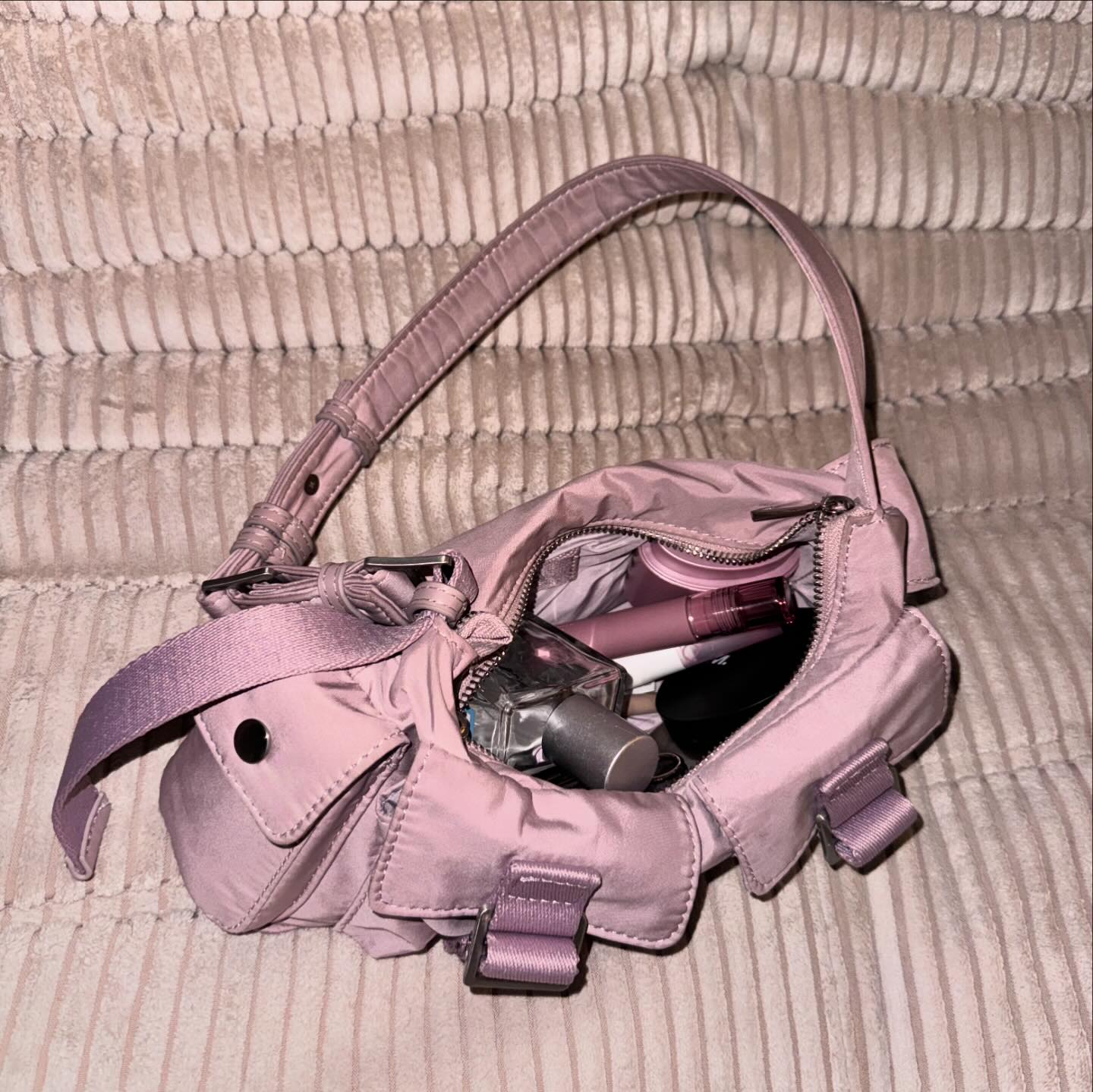 👛👜
<친구에게 가장 자주쓰는 아이템만 가져오라고 하기 + 관심상품 >
,
에뛰드 쿨핑온탑 겹쳐서 놀랬긔🍓

올리브영 앱 > 셔터탭내에 관심있는 상품을 필터로 설정해두면,
관심있는 상품을 이미 사용하고 있는 게시물들을 확인해볼수 있대요ㄹ~📢

#셔터 #셔터브리티 #올리브영 #올리브영셔터 #내관심상품 #올영추천템 #올영꿀템