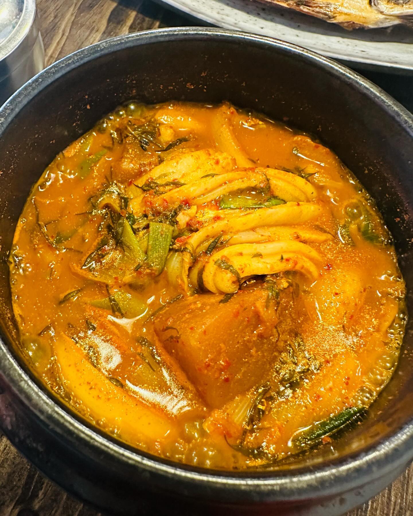 #협찬 제주여행 중 
제주도 풍성한 반찬과 갈치조림 맛집 
‘제주 만족한상회‘ 를 다녀왔어요 !

뼈 없는 갈치조림이라 뼈가 다 발라져 
편하게 먹을 수 있고 
숟가락으로 양껏 둠뿍 떠서 먹었답니다 😆
갈치조림은 1인당 1뚝배기에 나오고

반찬도 구성지게 
된장 톳무침 , 배추김치 , 갈치뼈강정 
메추리알조림 , 양파짱아찌가 나오는데 
메인메뉴랑도 잘 어울리면서 
밥 한그릇 뚝딱이었어요 

갈치만으로도 만족한 제주도 중문 맛집 
여행 중 만족스러운 갈치 전문점이었어요 ♥️🐷

🏠 주소: 제주 서귀포시 중문상로 58-5
⏰ 영업시간 : 9:00-21:00
  15:00-17:00 브레이크타임 
  20:00 라스트오더
☎️ 전화번호 : 0507-1318-1388

#제주만족한상회 #제주중문맛집 #중문맛집 #제주맛집 #제주도맛집 #갈치조림 #제주갈치조림 #고등어구이 #맛스타그램 #먹팔