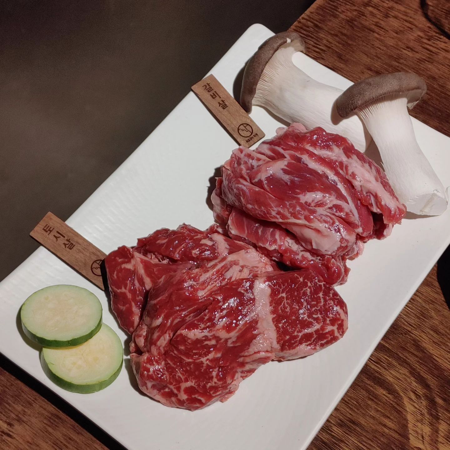 오늘은 회식날!

회사 근처에 있는 고깃집에서 
배부르게 소고기 먹음

하이볼 한잔씩 기분좋게 마시면서
한해 마무리를 함

사장님 포함 좋은 직장 동료들과 일할 수
있어 좋구만

비록 2023. 12. 31 ~2024. 01. 01 
이틀 연속 일해야 하지만 괜찮아유~

내일 하루 신나게 보내자!

#자각 #회식장소 #회식 #소고기맛집