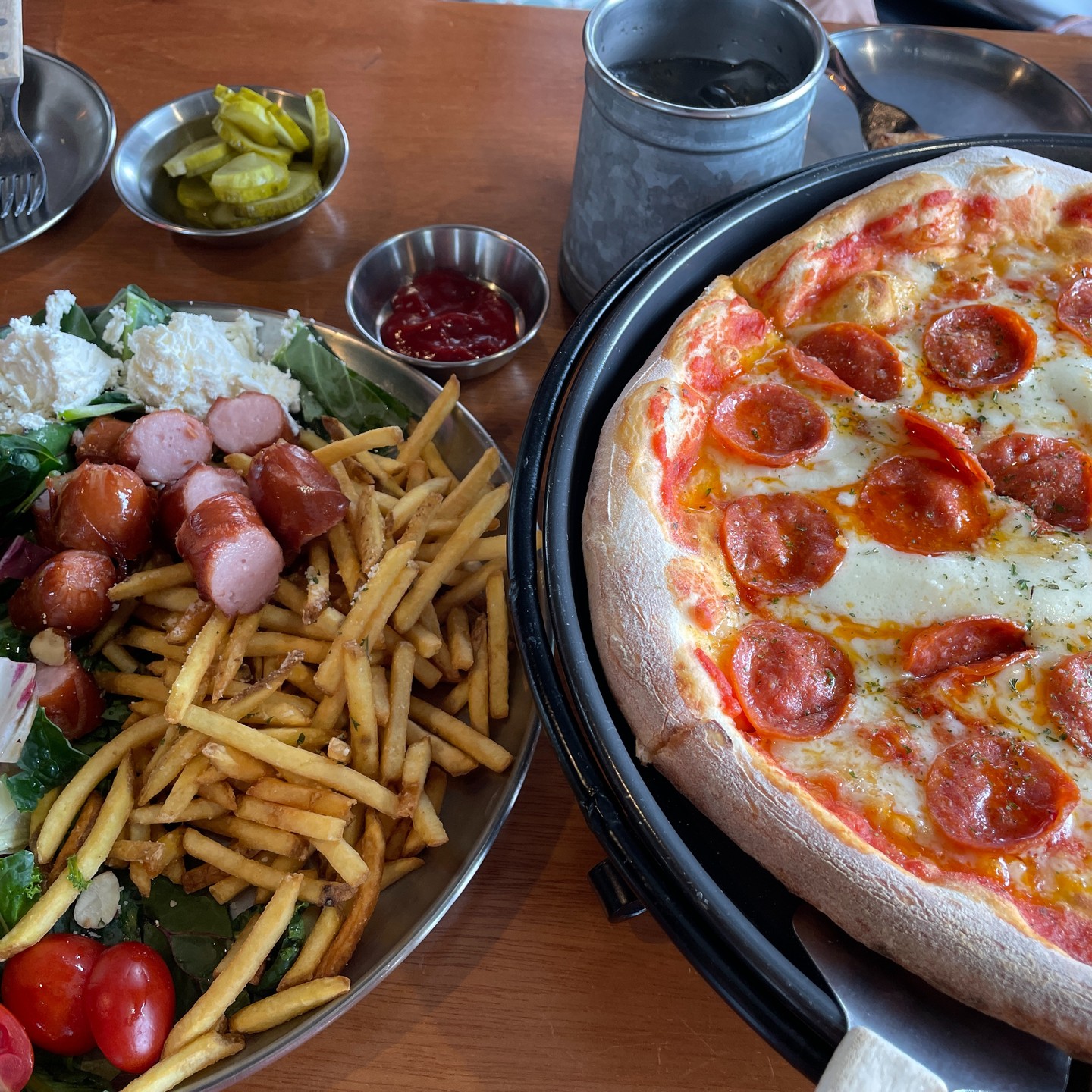 🍕 용산 근처 노들섬 피자 맛집 
'더피자사운즈'에 다녀왔어요!

🍕 주말에 비가온다는 소식이 있었는데 비오는날 한강을 보며 피자를 먹고싶어서 찾아간곳!

🍕 주말에 일찍갔더니 손님이 많이 없어서 좋았어요!

🍕 자리를 맡고 메뉴를 고른뒤 키오스크에 가서 자리 번호와 함께 주문하면 됩니다 :)

🍕 저희가 먹은 메뉴는 페퍼로니피자 (19,900원) 와 노들콤보(25,000원) 그리고 음료였어요!

🍕 노들콤보에는 감자튀김, 샐러드 , 소시지, 멘보샤가 있어요!

🍕 세명이서 먹기에 많은양은 아니고 허기를 달랠수 있는정도??

🍕한강을 보며 먹을수 있고 가게 분위기도 좋아서 데이트 코스로 괜찮더라구요!

🍕 노들섬에 위치해 있고 주차장도 있어요! 대중교통으로 이용하실 분들은 노들섬 앞에 정차하는 버스가 있으니 버스이용!

🍕위치 : 서울 용산구 양녕로 445 B동 2층

#더피자사운즈 #노들섬맛집 #용산맛집 #노들역맛집 #한강맛집추천 #한강대교맛집 #한강피자 #서울데이트코스추천 #서울피자맛집 #이촌역맛집 #이촌맛집추천 #용산역맛집추천 #노들맛집