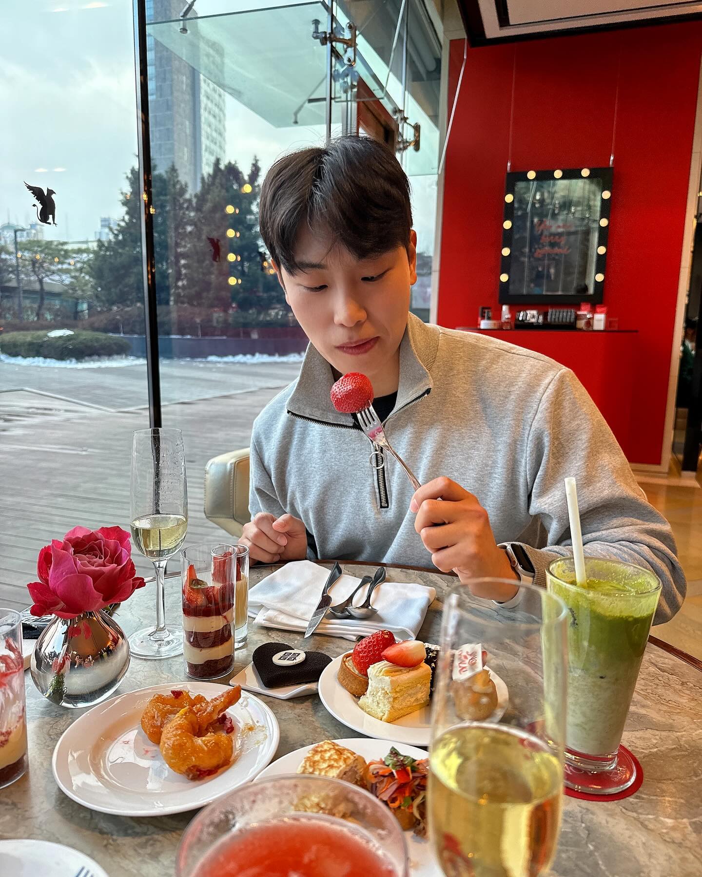 뚜왈기와 함께한 크리스마스🎄
••
•••
#일상#daily#jwmarriott 
#딸기#딸기뷔페 #salondeddalki 
#살롱드딸기 #지방시
#크리스마스#해피#merrychristmas
#데이트#호텔#뷔페 #디저트