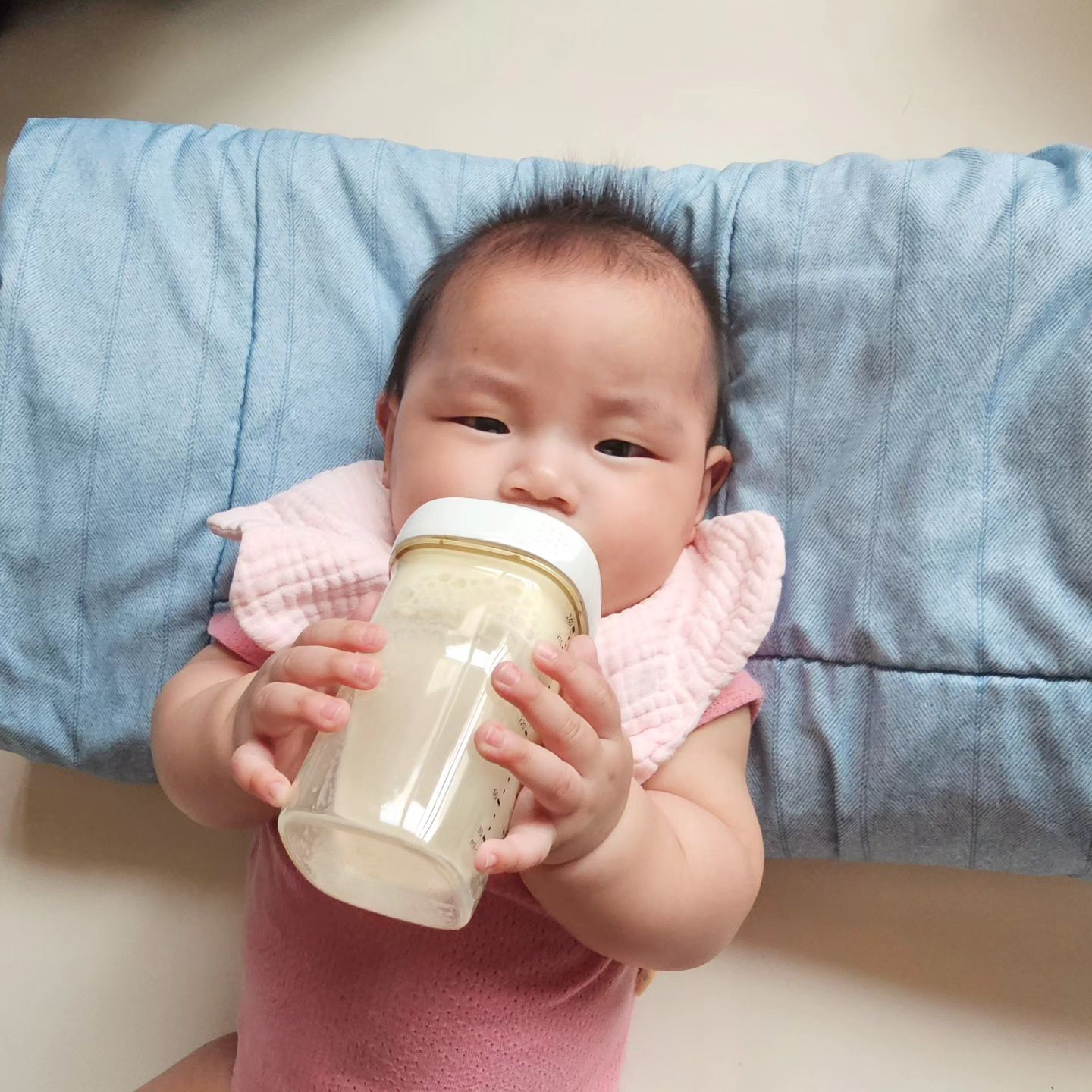 +200
200일됬으니까 혼자먹을수있찌??

#200일 #육아 #육아일상 #6개월아기