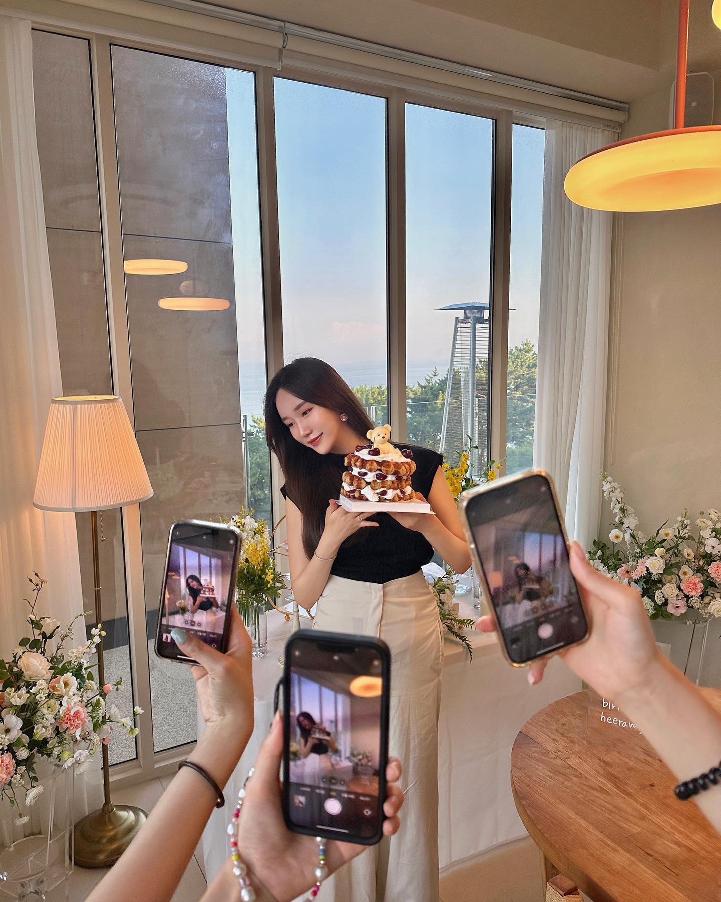 7/19 내 생일 기록 겸 일년만에 업데이튜,, 🎂
인스타 노잼시기 오고나서 스토리만 주구 장창 올린 나 🤣 
오랜만에 사딘 업뎃!! 멀리 떨어져 지내도 매년 내생일 같이 함께해죠서 고마워 아가들 🤍 근데 사진 올리니까 화질 깨지는 이유 아눈사람,,, 

#원래생일은한달동안 #생일막차