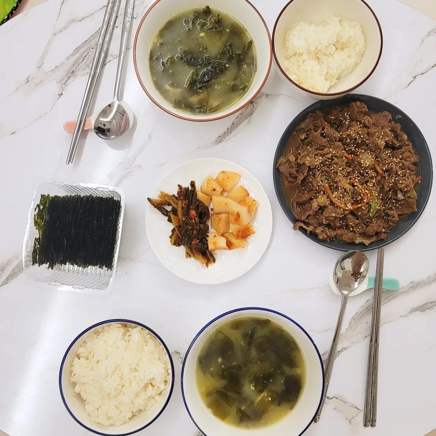 #고기반찬🍖 

육아로 힘들어하는 딸래미를 위해서 출동한 친청엄마🩷

친정엄마가 계시는 동안
심계탕, 수육, 소고기까지 🐔🐷🐮
고생하는 사위를 위해서 스페셜메뉴를💕👍

근데 울엄마 밥상은 하나도 못찍었다 ㅜㅜ 아쉽 ㅠㅠ흑

엄마가 돌아가고 다시 내가 차리는 밥상🍚

엄마처럼 화려한 밥상은 아니지만
간단하게 소불고기로‼️

역시 고생하는 남편을 위해서는 고기가 최고다!!👍👍

#사위사랑은장모 #울엄마가최고👍 #엄마사랑해요 
#내생각하는건 #울엄마뿐 #엄마또보고싶다