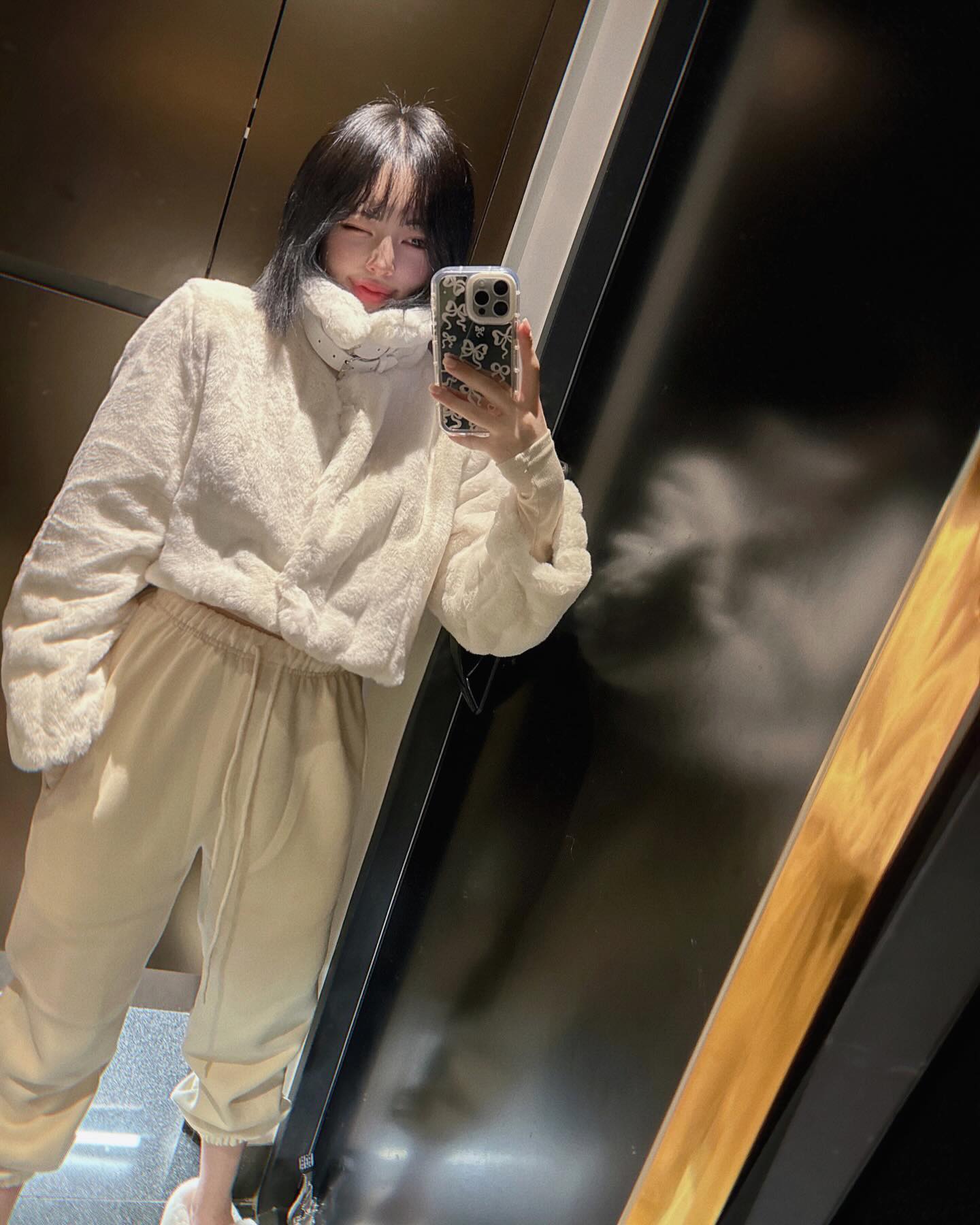 꼬질꼬질,, 앞머리 잘랐당?

#앞머리 #단발머리 #퍼자켓 #밍크퍼 #자켓코디 #자켓 #자켓추천 #조거팬츠 #조거팬츠코디 #조거팬츠추천 #조거 #기모바지 #기모조거 #겨울코디 #코디모음 #데일리코디 #코디스타그램 #데일리룩코디 #오늘의코디 #오늘의코디 #에이블리 #지그재그 #인계동옷가게 #수원옷가게 #맞팔