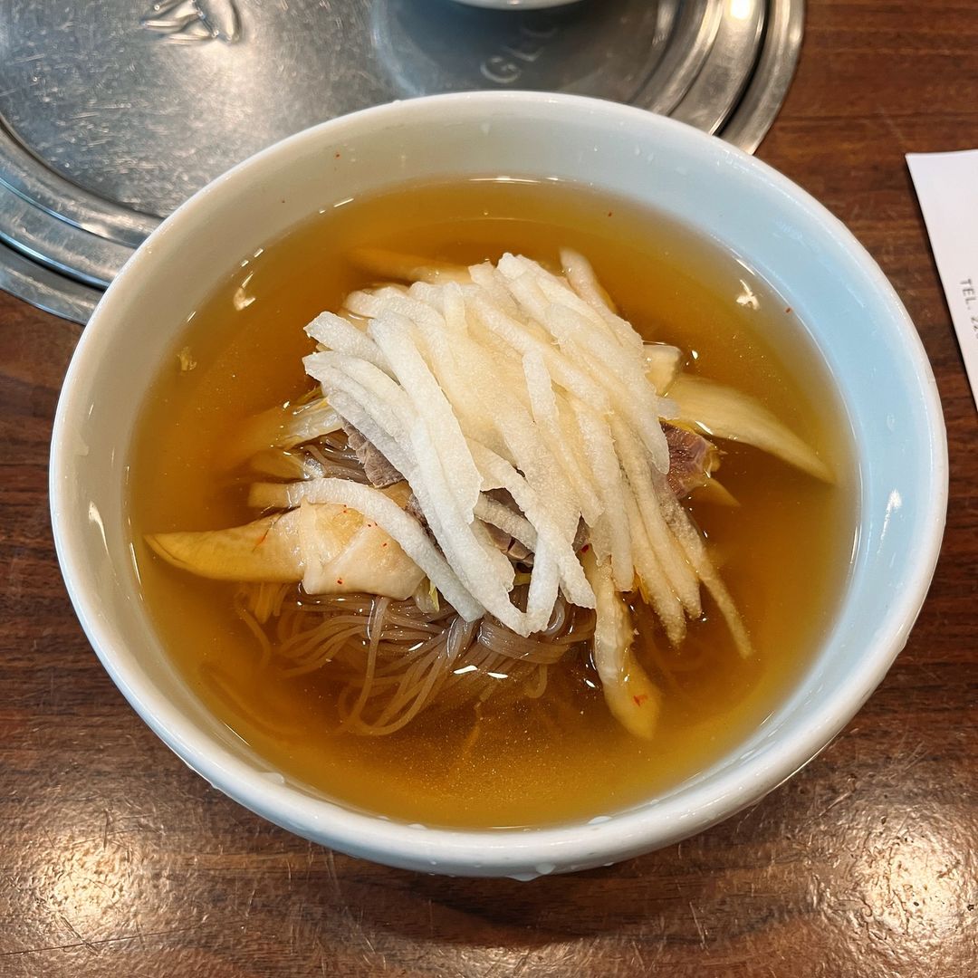 호유의맛집어디 on Instagram: “꿉꿉하고 후덥지근한 여름에 평양냉면 한사발이면 모든 갈증이 해소되지요 😊 을밀대의 평양냉면과는 또다른 매력인 우래옥의 평양냉면 🥩 먹으면 먹을수록