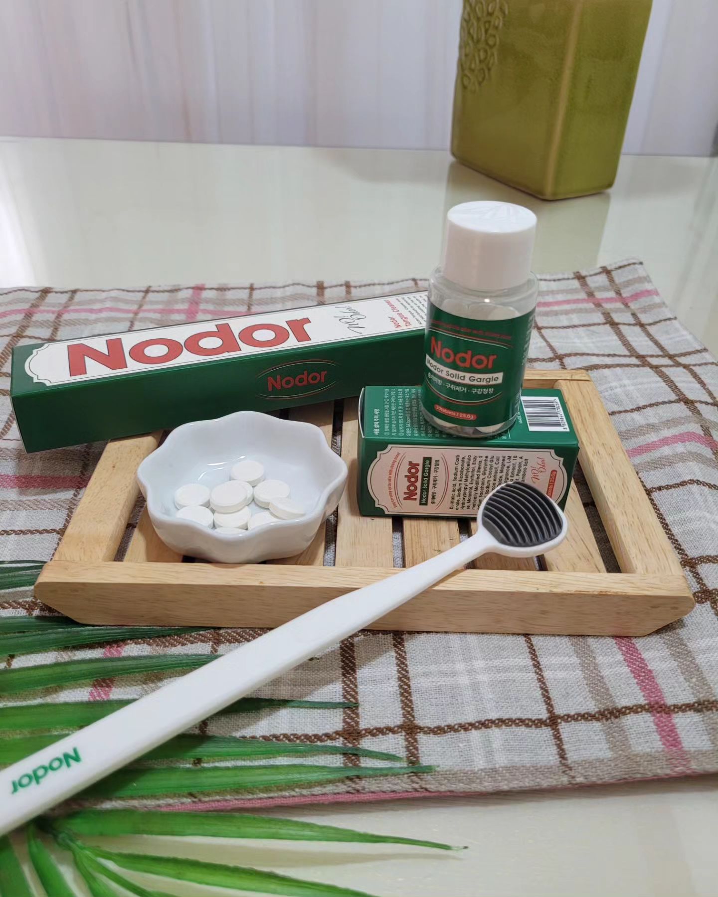 #협찬 #Nodor #노도르 #노도르고체가글 #고체가글 #가글 #입냄새제거 #백태제거 #치석 #편도결석 #혀클리너 #구취개선 #입냄새관리 #입냄새꿀팁 #상쾌한아침 #가글추천 

고체가글 써보신 분🙋‍♀️ 

한알로 간편하게 구취를 제거해 주는 고체가글🤍 

#제니쌤 은 국내최초 특허 발포기술 적용 초미세 나노입자 거품의 고체가글
Nodor 노도르 고체가글 #라임향 🦷사용해요~!! 

일반가글로 잘 없어지지 않는 입냄새 개선과
구강 내 사각지대로 인한 세균 제거 및 혀에 낀 백태 분해까지 입안이 상쾌해져요~🫠 

혀클리너 까지 함께 ❤️사용하면 더 좋아요 😀 

 입냄새 제거, 백태 제거, 구취 제거에 탁월한 효과로
 단, 1회 사용으로 구강세균이 사멸되요 

 40년 경력의 연구소장님이 직접 개발하여 믿고 사용할 수 있는 제품 

구취개선, 백태개선, 항균시험 임상 테스트 결과도 있어 좋아요 

알콜성분으로 인해 입마름을 유발하는 액체가글 대신 무알코올 거품을 사용하여 입마름 방지되요 

인체에 해로운 합성 계면활성제 대신 식물성 계면활성제 사용하여 

언제 어디서나 간편한 휴대와 초간단 사용이 가능해요 

양치하기 여의치 않은 상황에 사용하기 용이하죠~ 

입냄새 및 백태 때문에 고민인 분들에게 추천하는 꿀템 입니다 

액체가글에 거부감 있는 분들에게도 추천합니다. 

✔️How to use 

1.한알을 가볍게 깨물어 씹어요 

2. 거품이 발생하면 30초간 머금고 혀(또는 혀클리너)로 마사지 해줘요 

3.물로 2~3회 헹군후 뱉어내요~
.
.
#gargle #solidgargle 
#충치예방 #구치제거 #구강청정