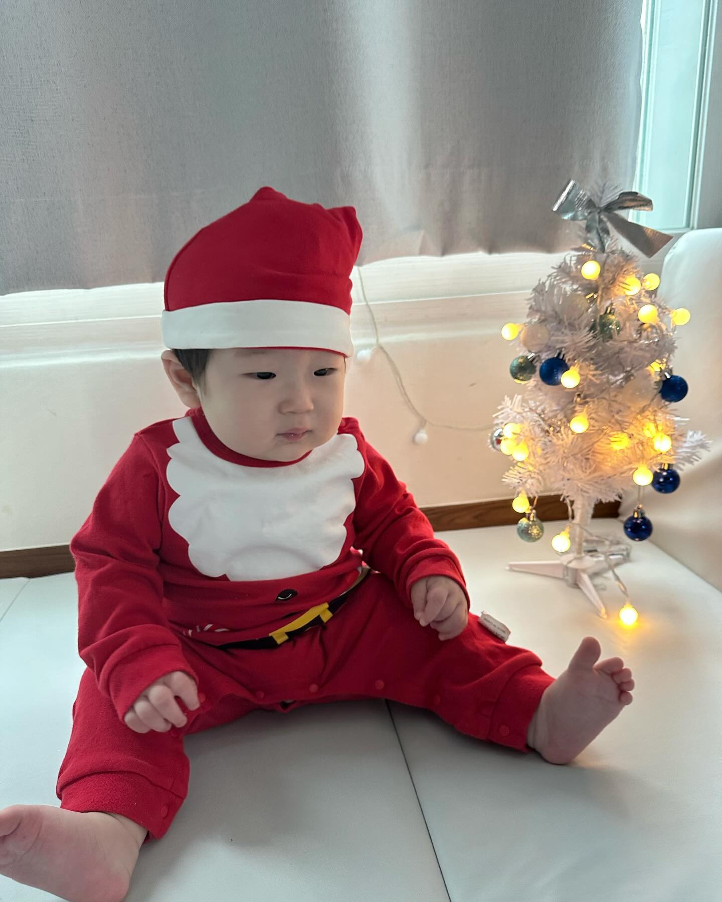우주두부의 첫 크리스마스!! 
눈도 왔지만 추우니까 눈보는건 패스!! 

가족끼리 커플잠옷 맞춰서 사진찍는데 
의도와는 다르게 애들이 가만히 안있어서 
가족사진은 실패😂