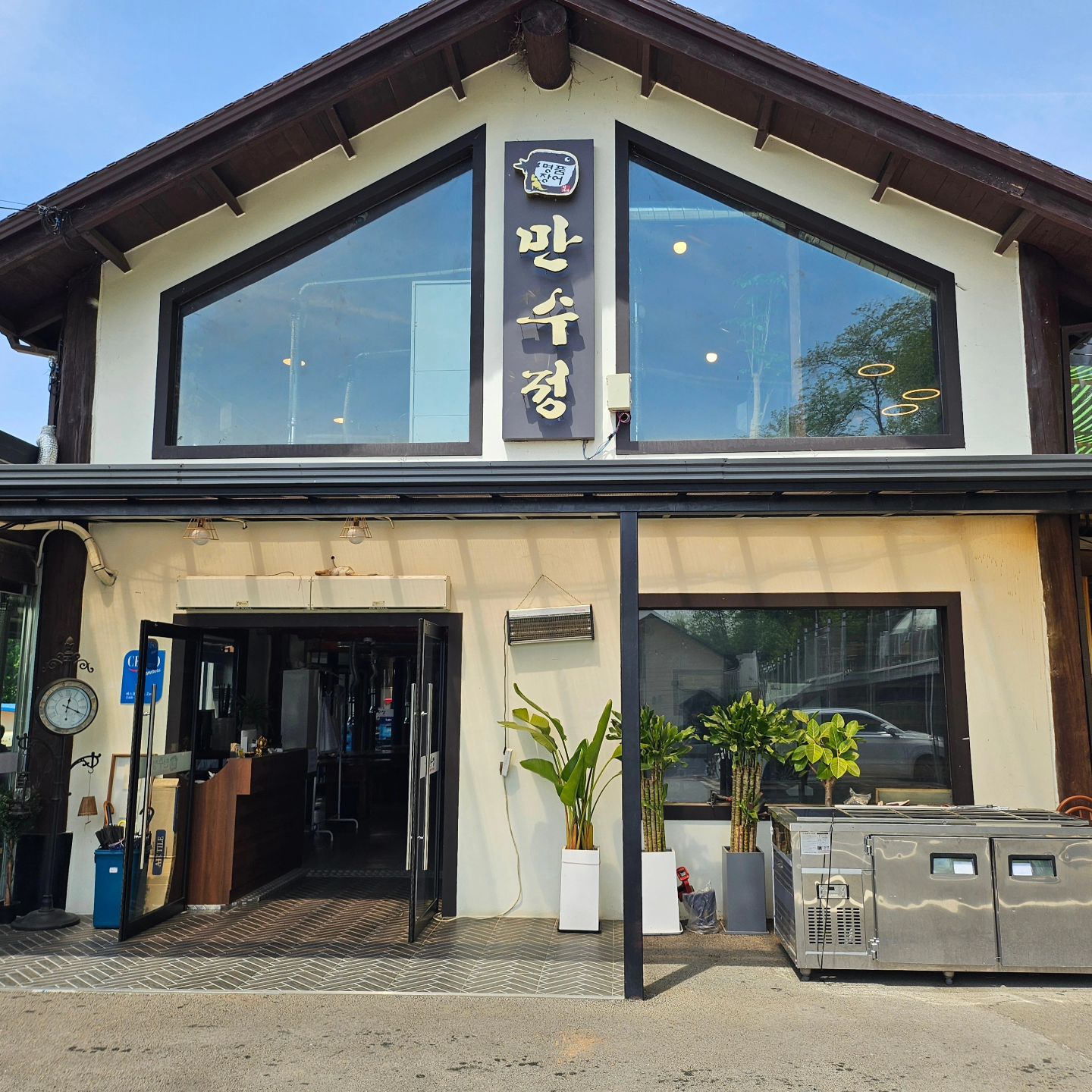 #협찬
다양한 TV프로그램에도 나오고 국가대표 선수들도 많이 찾는다는 만수정이 시흥에도 생겼다!
과림저수지 맛집으로 단체 모임도 가능한 넓은 좌석을 구비되어 있으며, 
밤에는 예쁜 조명과 1,2층 모두 저수지가 보이는 뷰로 분위기 까지 맛집인 곳🖼

직원분들이 다들 친절하시고 직접구워주시면서 더 맛있게 먹는 조합까지 알려주기때문에 배로 맛나게 먹을 수 있어요!
밑반찬들도 다 맛있지만 특히 "콩나물잡채" 새콤 달콤해서 장어랑 같이 먹으니 계속 들어갔어요.

최상급 토종 민물장어라서 그런지 크기도 꽤나 크고 살도 오동통했어요😆
옛날에 비린내나고 가시가 너무 많아서 못먹었는데 여기는 그런거 전혀없어서 좋았어요!

🏠주소
경기 시흥시 과림저수지길 84-11 만수정

🕰영업시간
매일 11:00 ~ 22:00
라스트 오더 21:00

☎전화번호
0507-1449-2134

#시흥장어 #시흥맛집 #과림저수지맛집 #과림저수지 #만수정 #만수정장어 #만수정시흥점 #장어맛집 #시흥모임