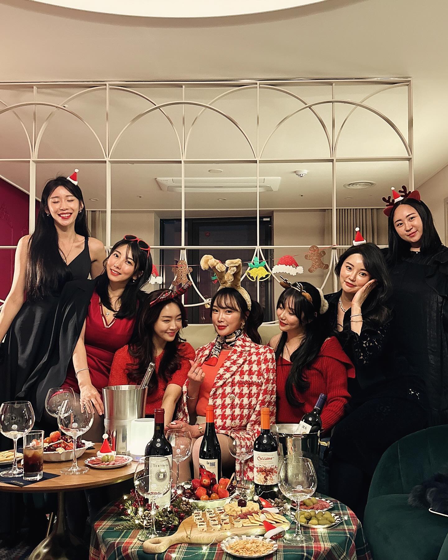 장소부터 셋팅까지 너무 이뻤던 우리 연말파티❣️❣️
멀리서 온 깽이 셋팅한다고 고생한 수지🌟

#ACTHOTEL 너무 내스탈이쟈나🎀🎀