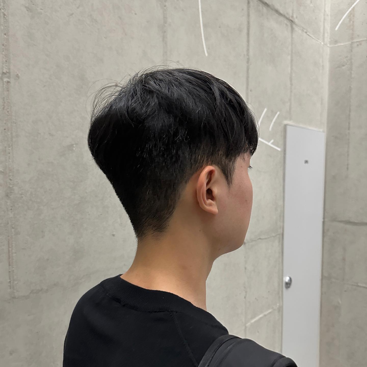 안녕하세요◡̈ 에이바이봄 정이입니다! 

➰깔끔한 라인 원하시는 분들 
➰뒷 두상 납작하신 분들 

두상에 맞추어 #디자인컷 #디자인다운펌 해드립니다 ☺️

 #남자머리잘하는곳 #남자커트 #투블럭상고 #세미투블럭 #다운펌 #다운펌맛집